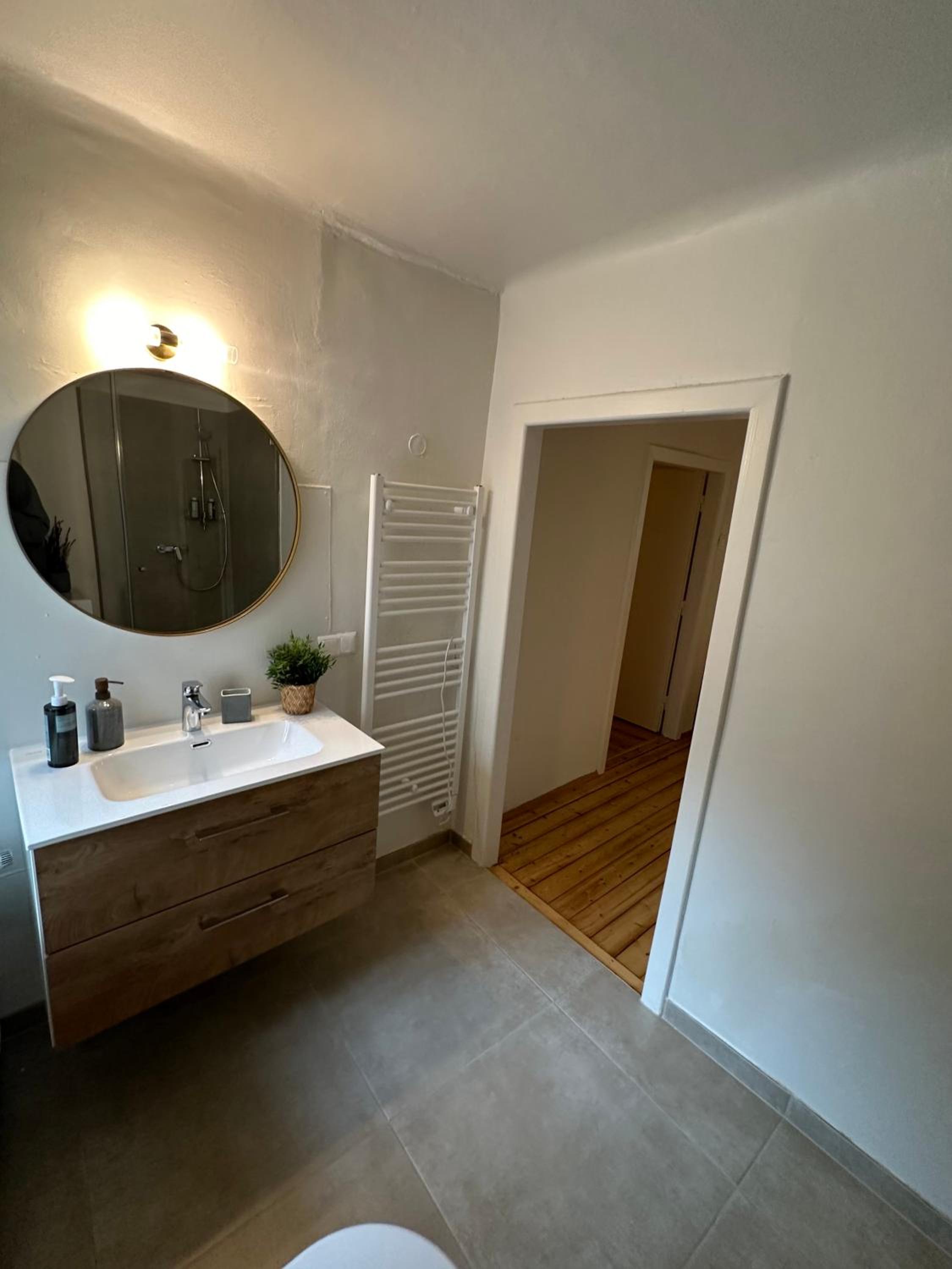 One-Bedroom Apartment with City View photo 2