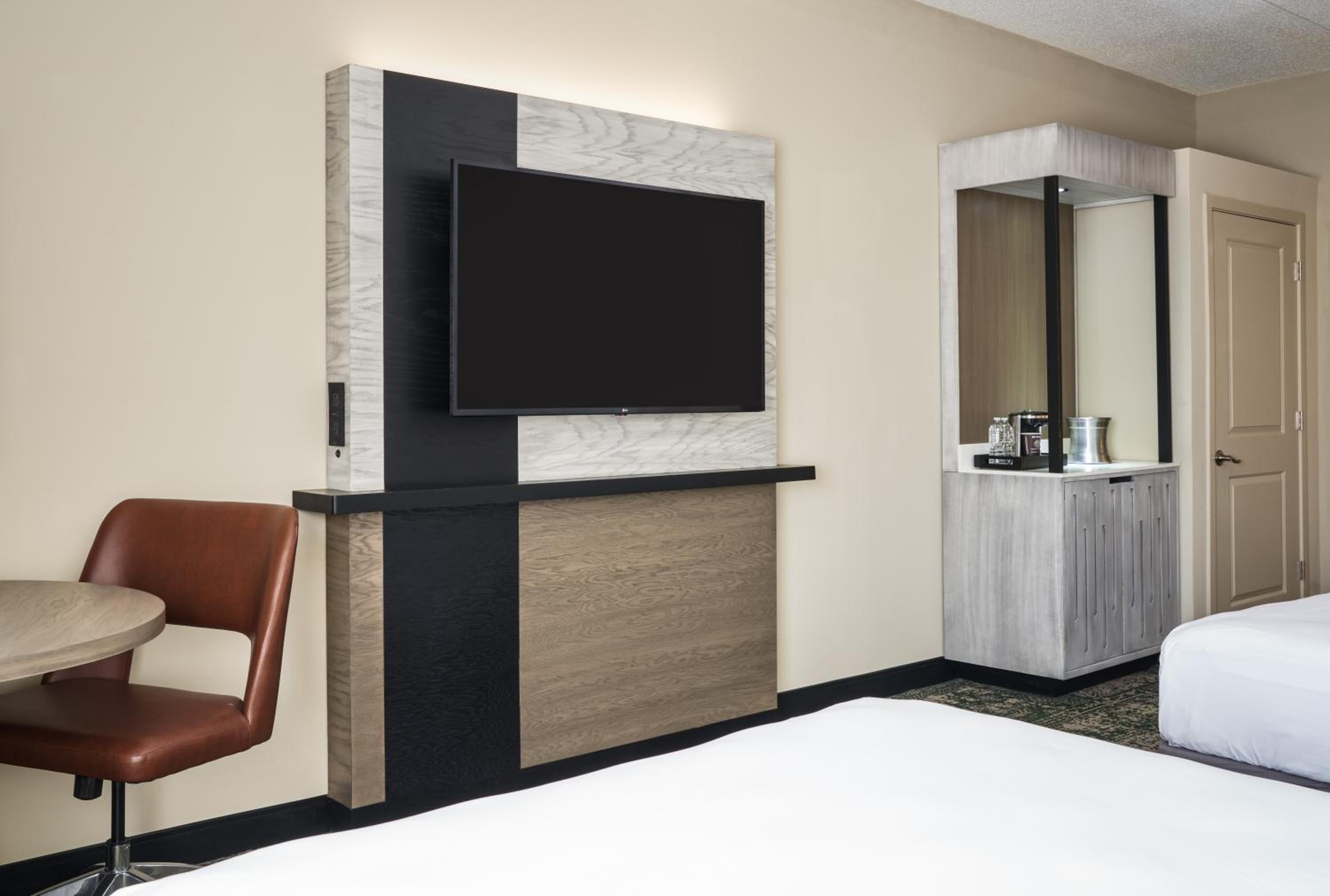 Queen Room with Two Queen Beds - Photo 5
