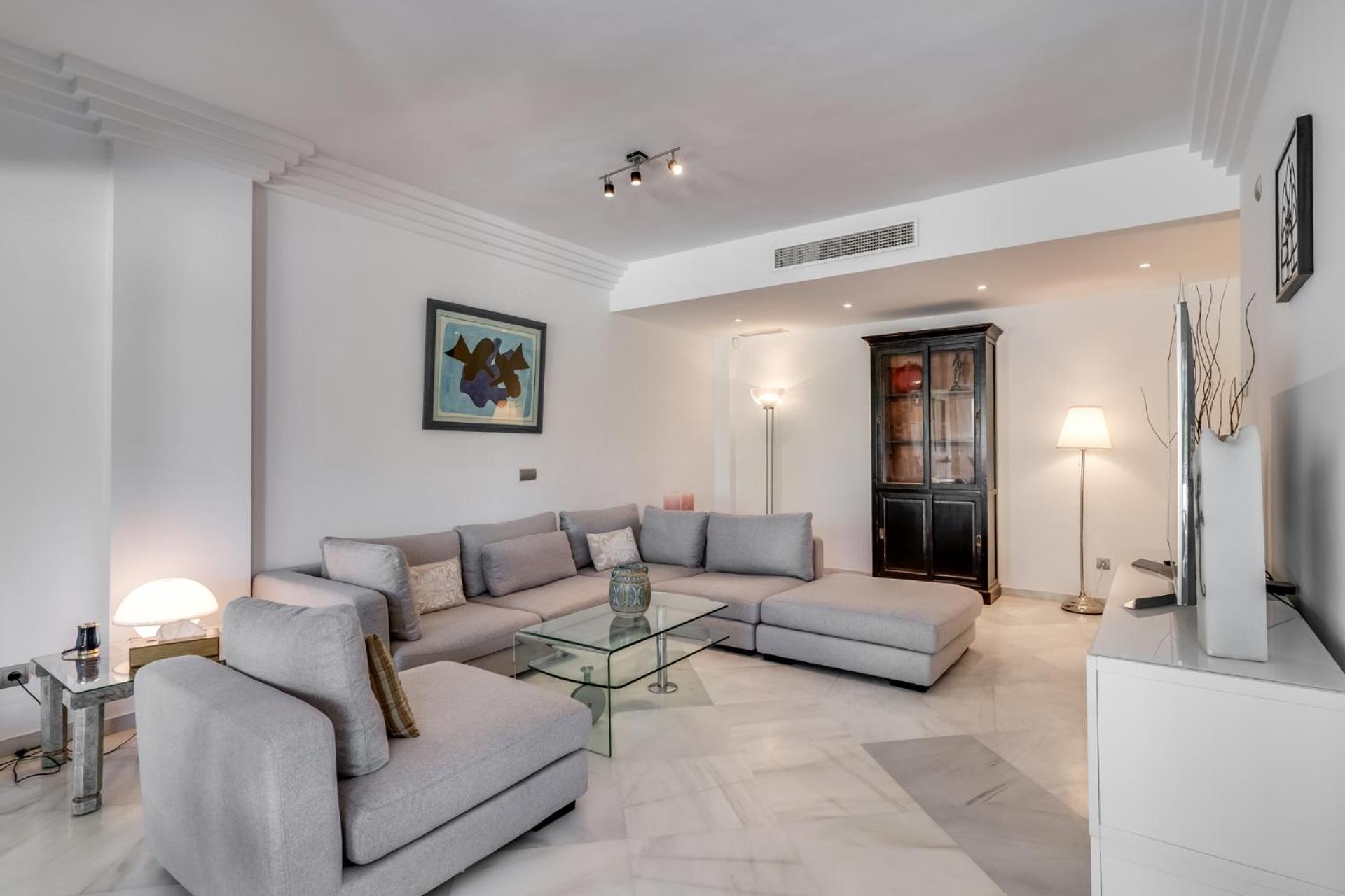 Apartamento de Dos Dormitorios con Vista al Jardín