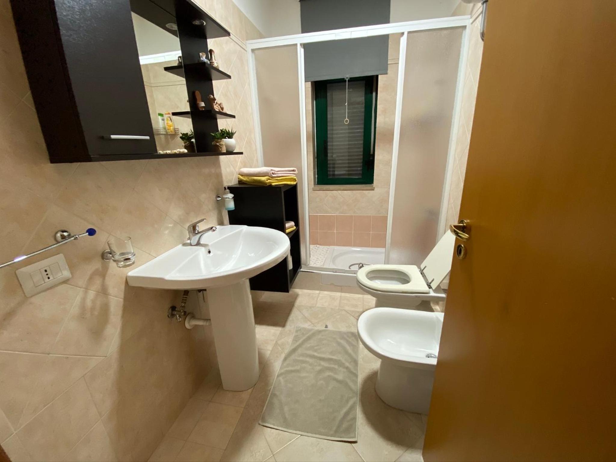 Quadruple Room with Bathroom - Photo 3