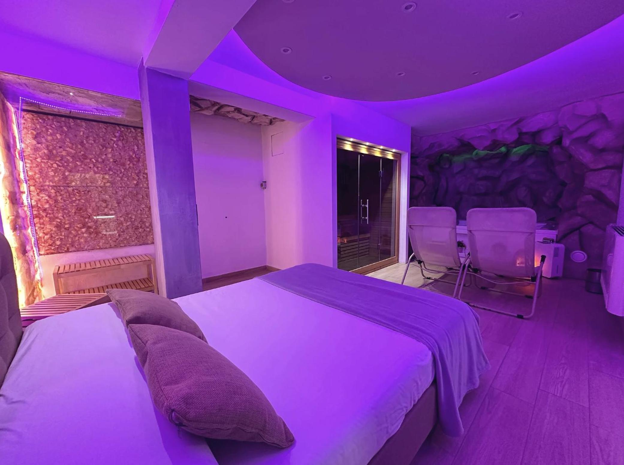 Suite with private Spa - Basement photo 1