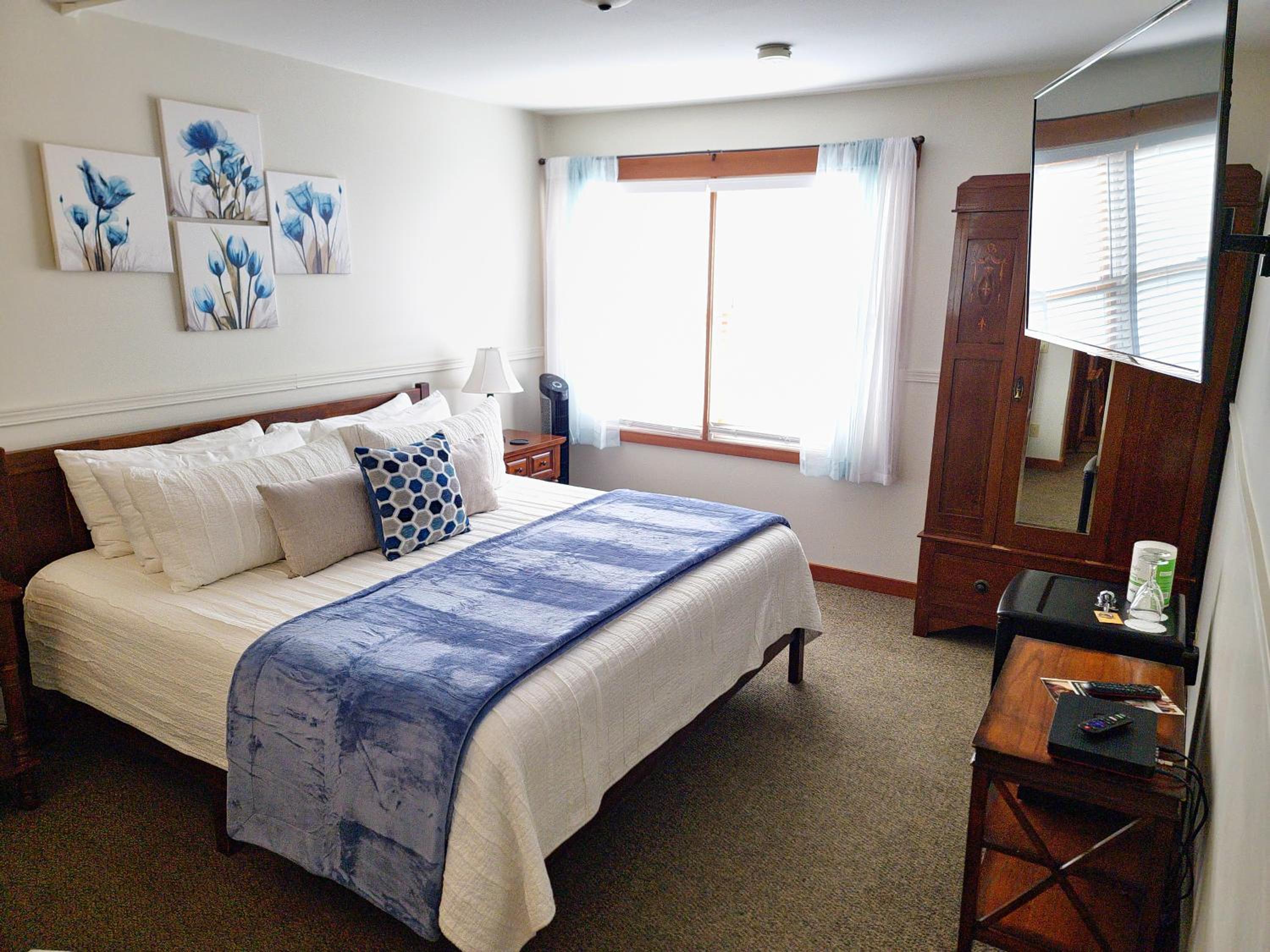 King Room - Non-Smoking - Photo 1