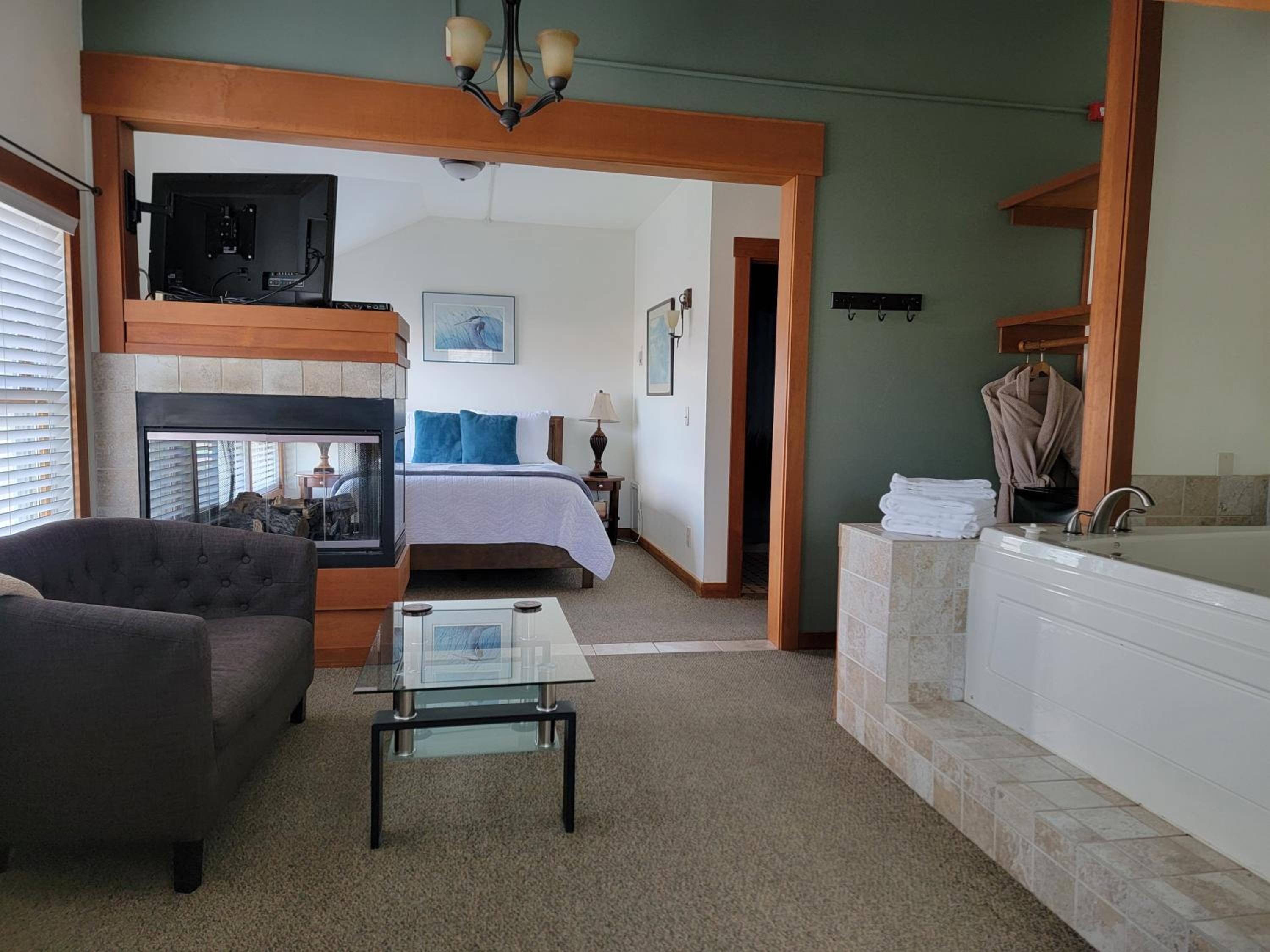 Queen Room with Jetted Tub - Non-Smoking - Photo 1