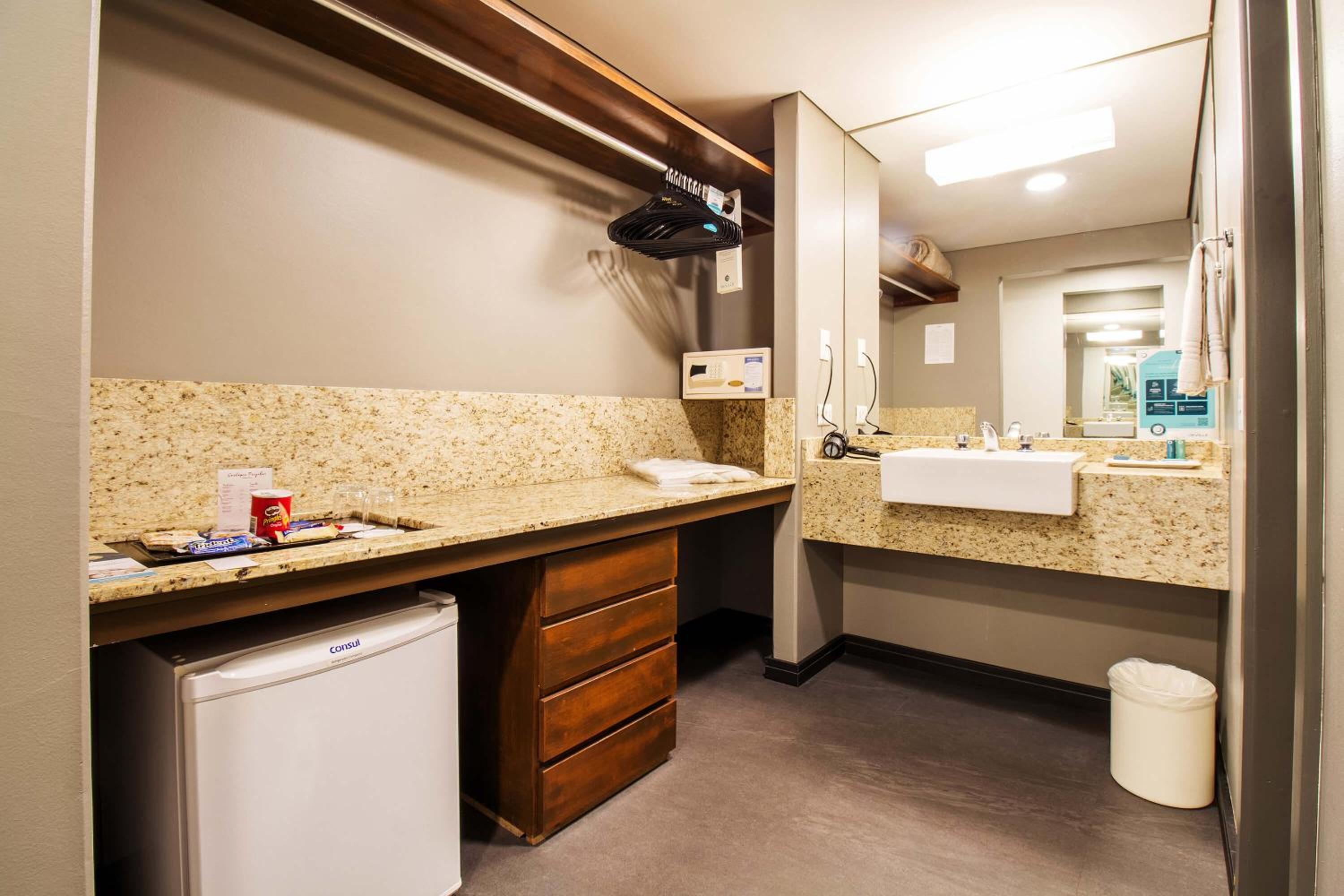 Deluxe Room with Double Bed photo 3
