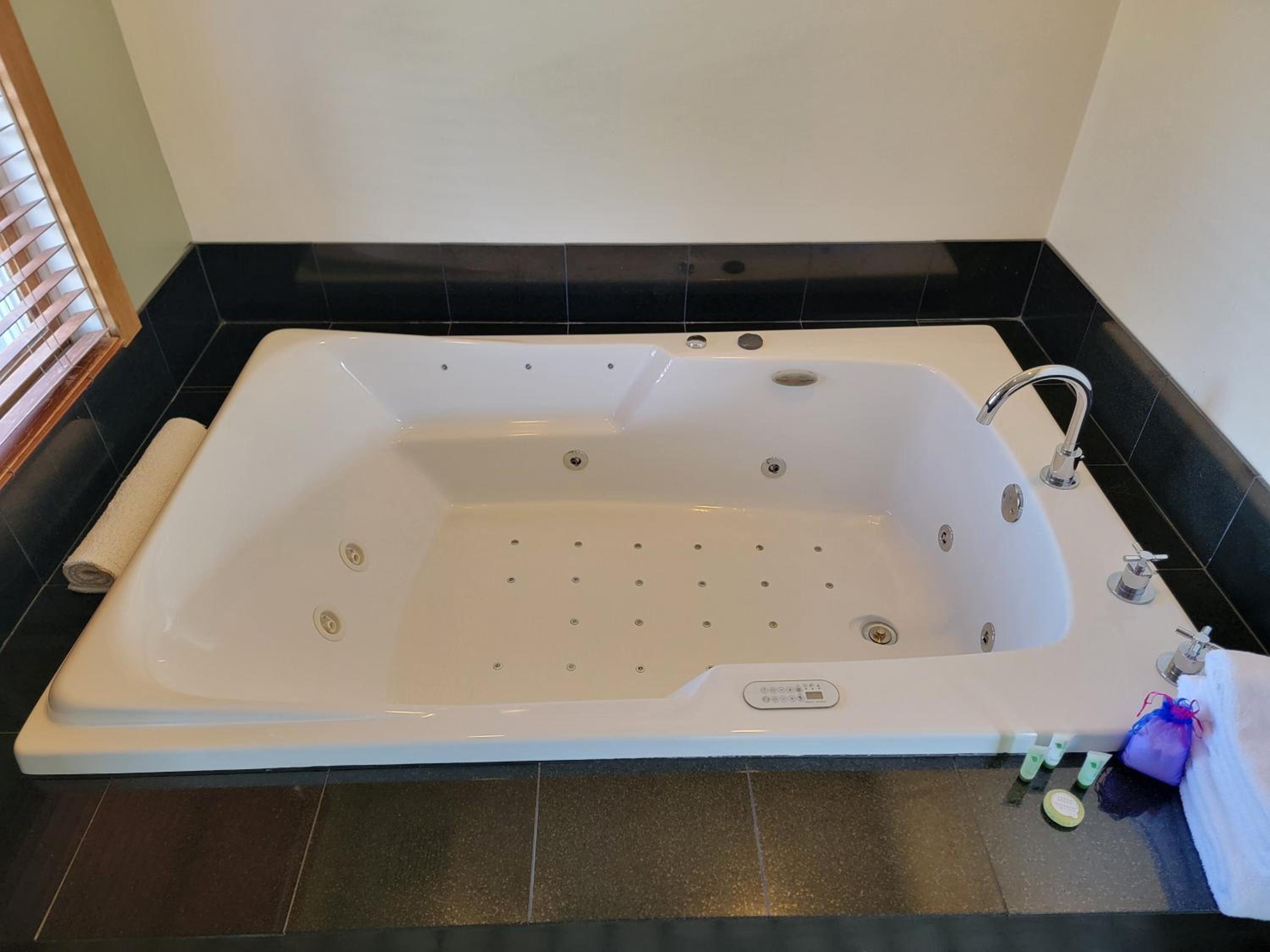 King Room with Jetted Tub - Non Smoking - Photo 2