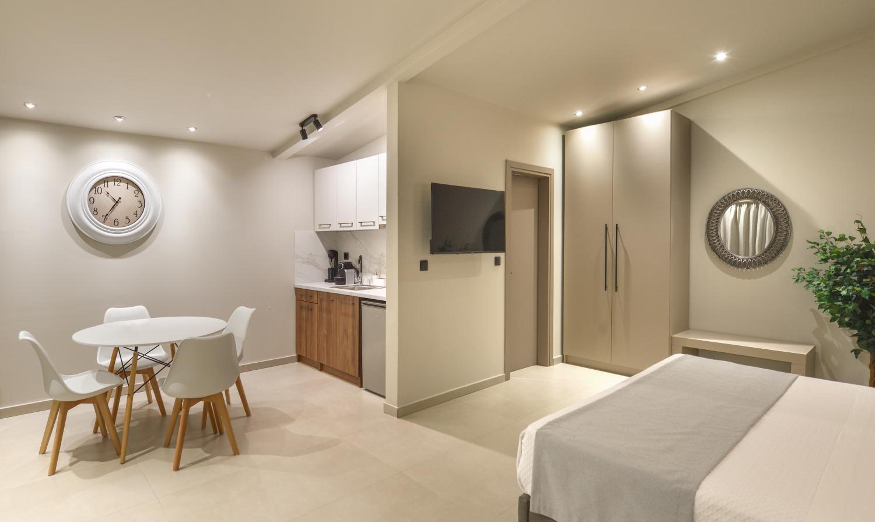 Deluxe King Suite photo 3