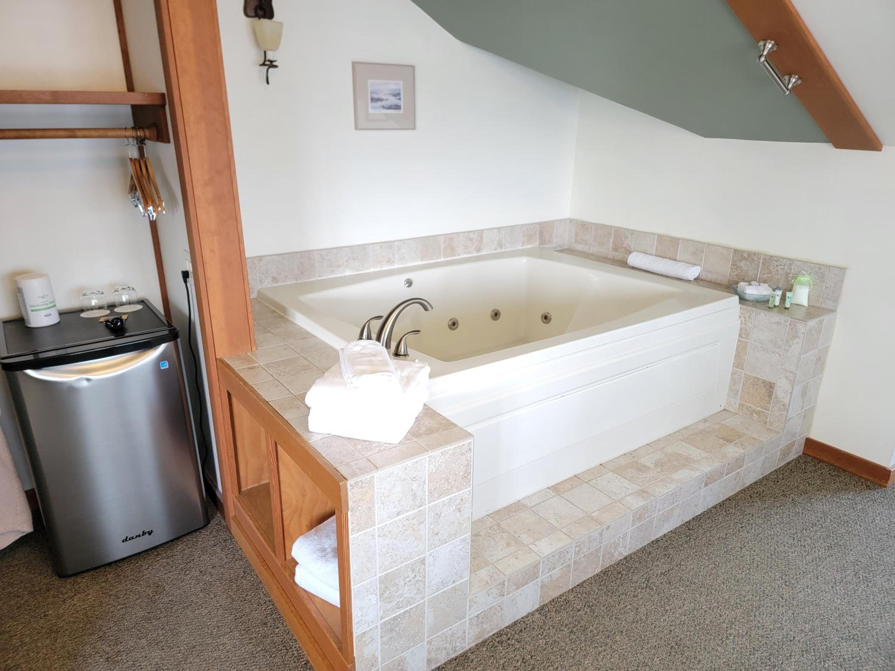 Queen Room with Jetted Tub - Non-Smoking - Photo 2