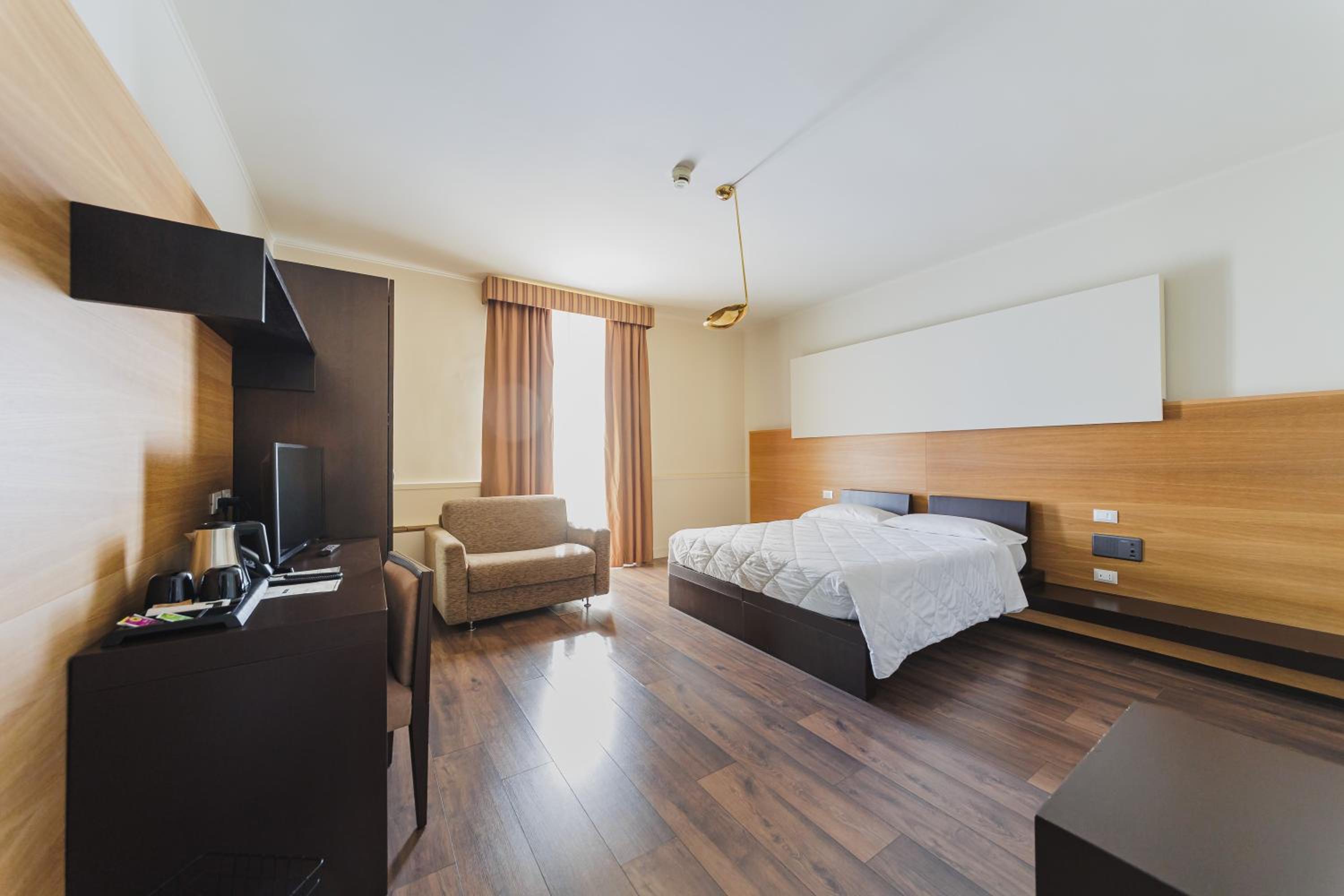 Economy Triple Room photo 3