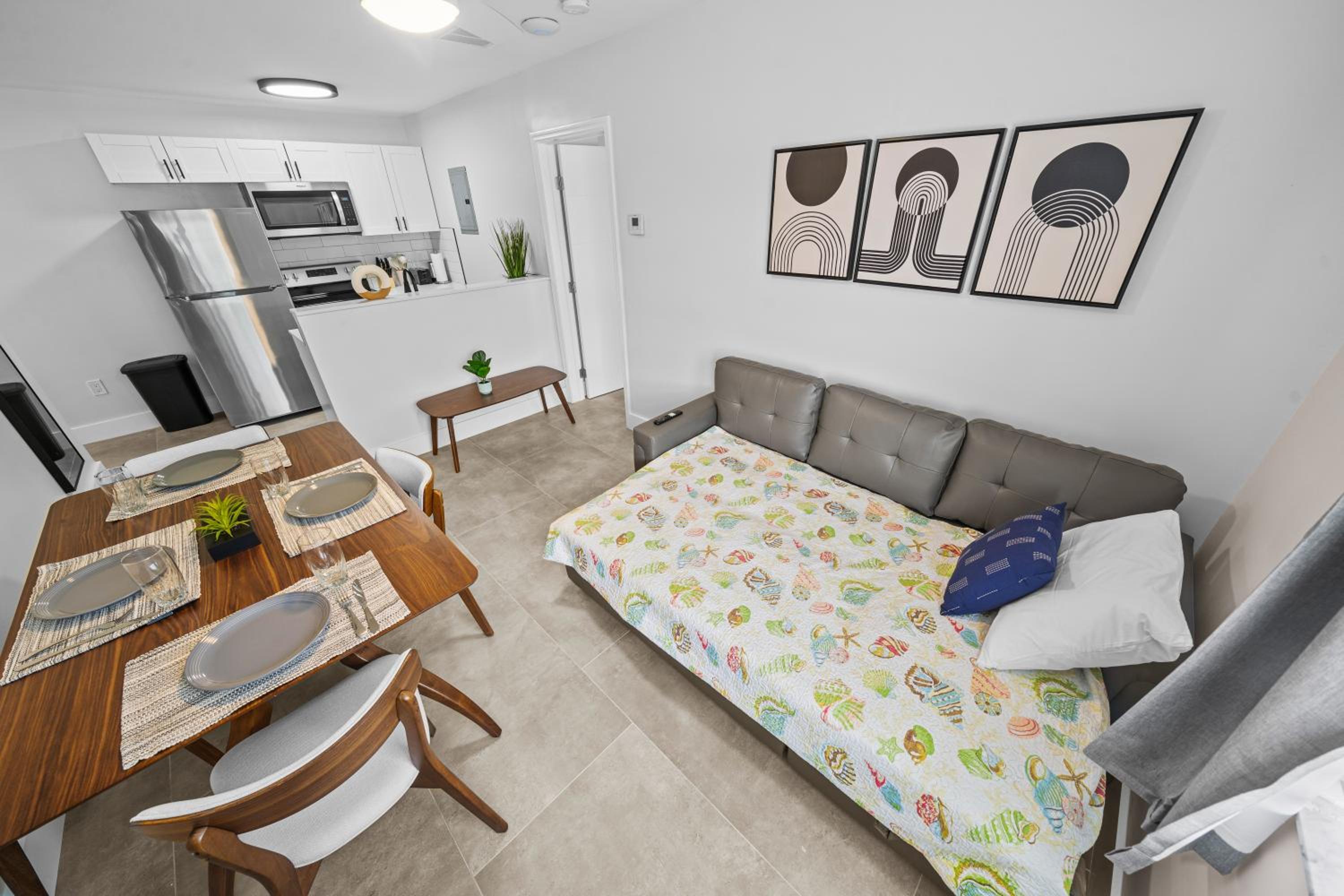 One Bedroom Apt with Two Queen Beds, Sofa Bed and Kitchen photo 3