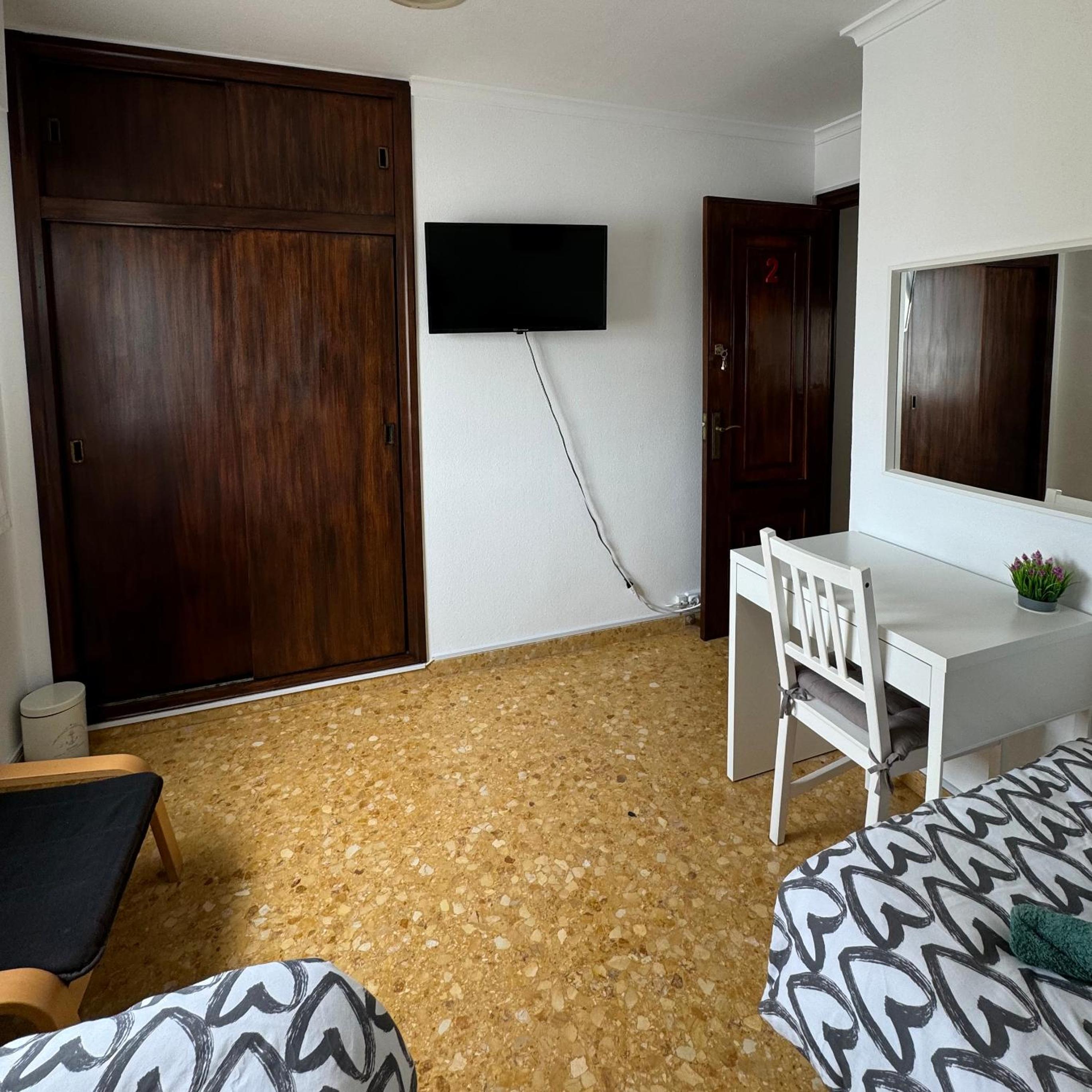 Standard Twin Room with Shared Bathroom photo 2