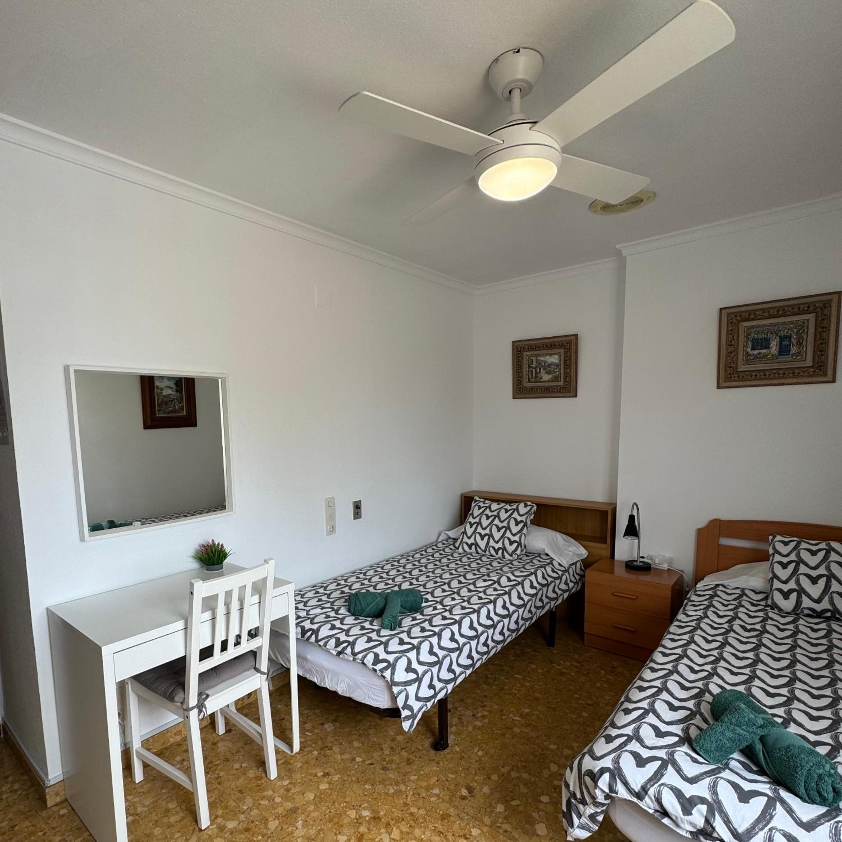 Habitación Estándar con Dos Camas y Baño Compartido