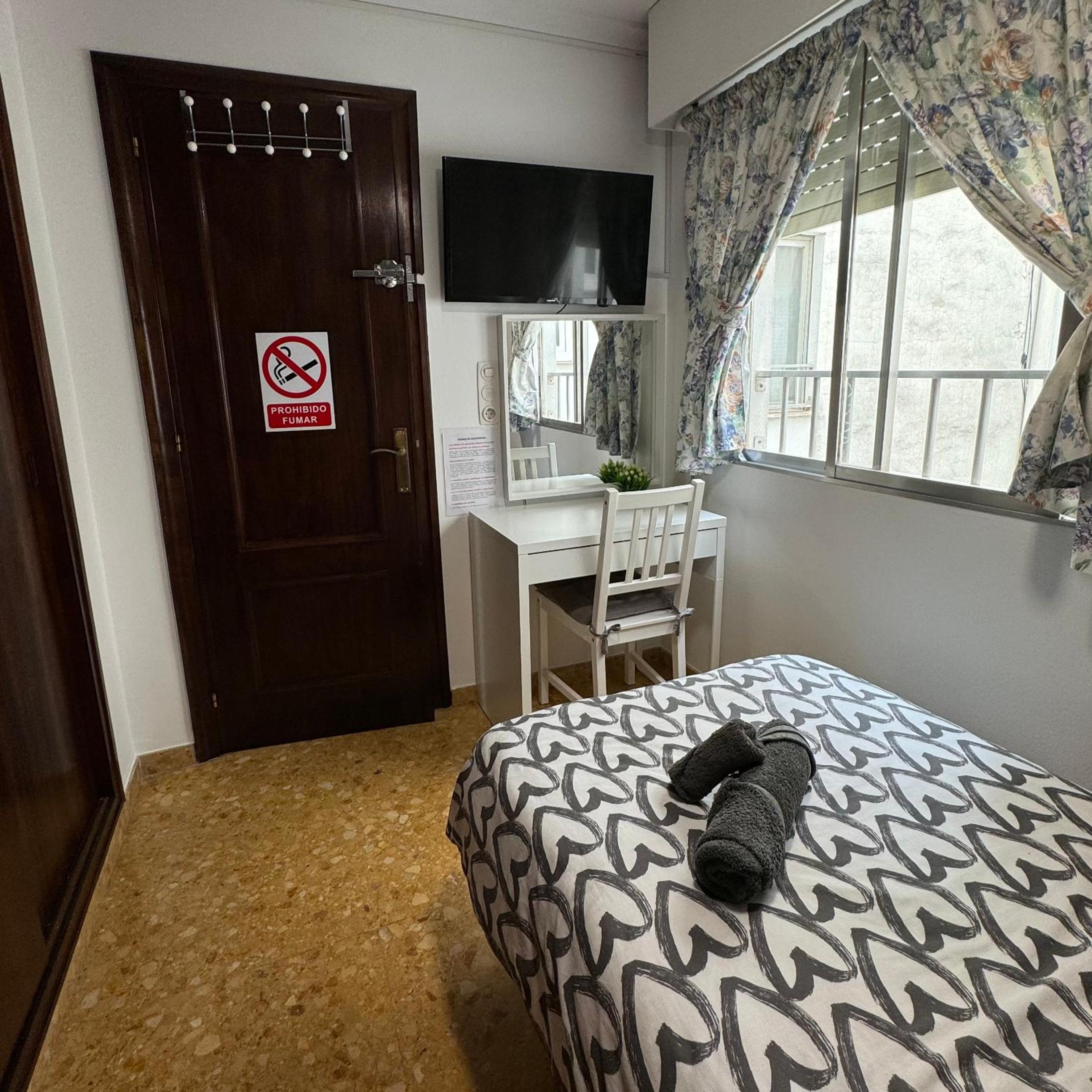 Single Room with Shared Bathroom photo 3