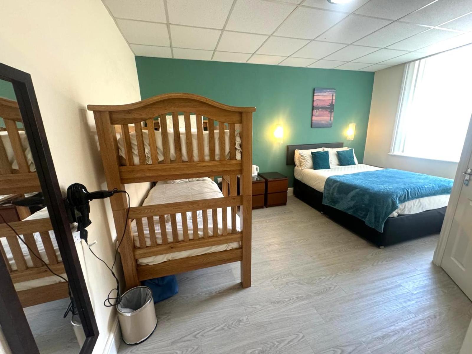 Family Room (2 Adults + 2 Children) - Photo 10