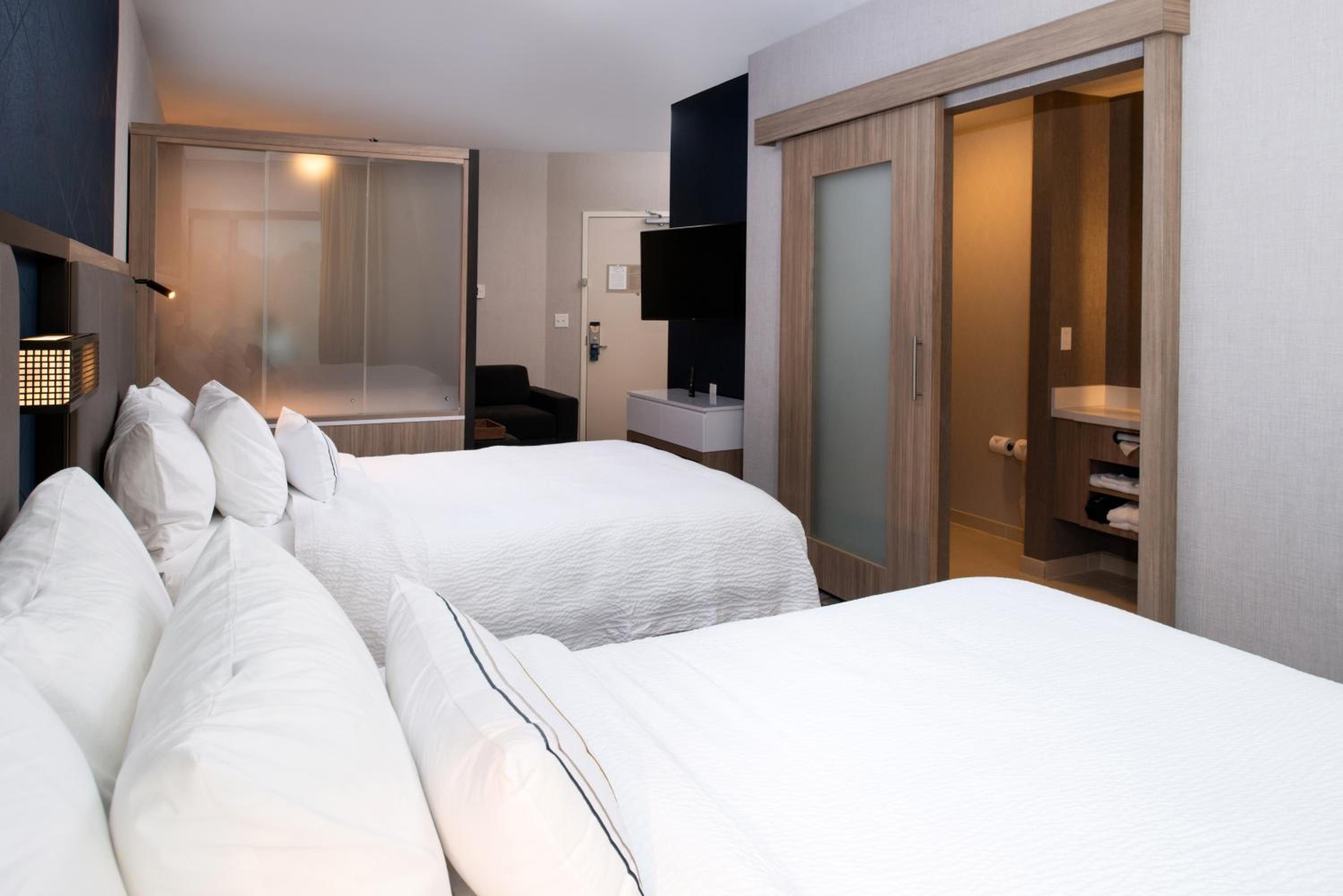 Suite with Two Queen Beds, Trundle Bed and Adapted Tub - Mobility and Hearing Accessible photo 1