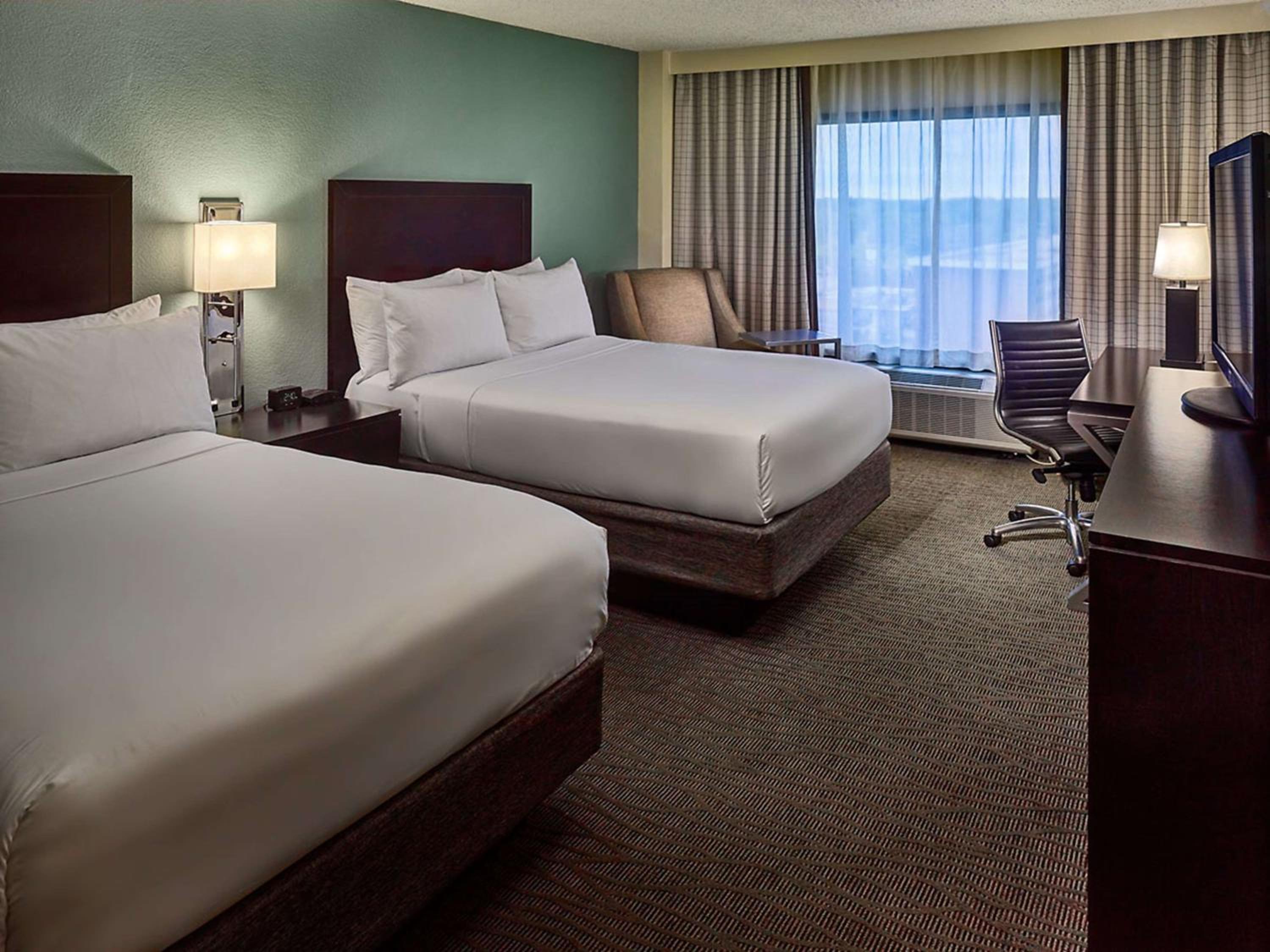 Mobility Accessible Deluxe Double Room with Roll-In Shower 