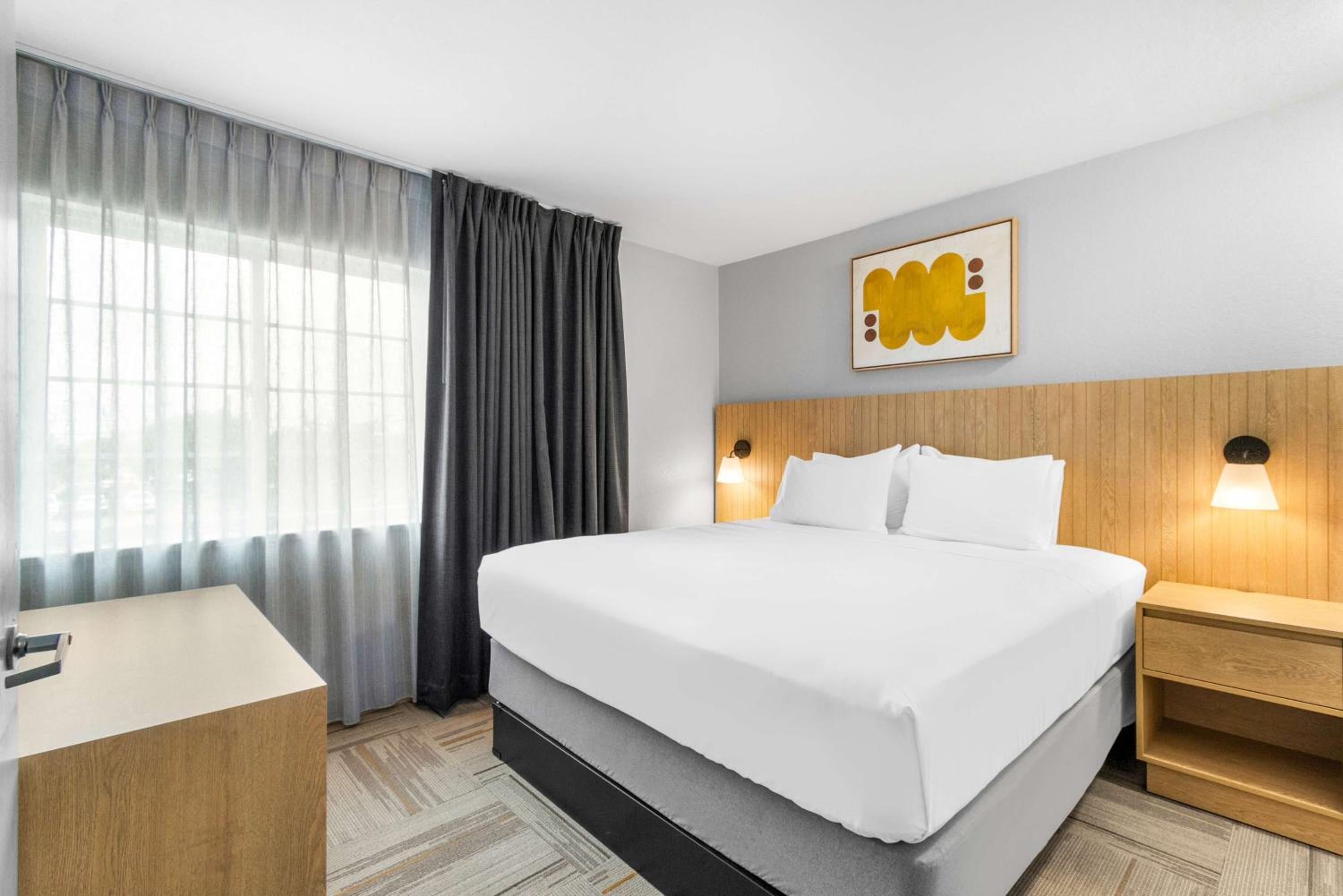 One Bedroom Suite - Queen - Mobility Accessible - Roll-in Shower