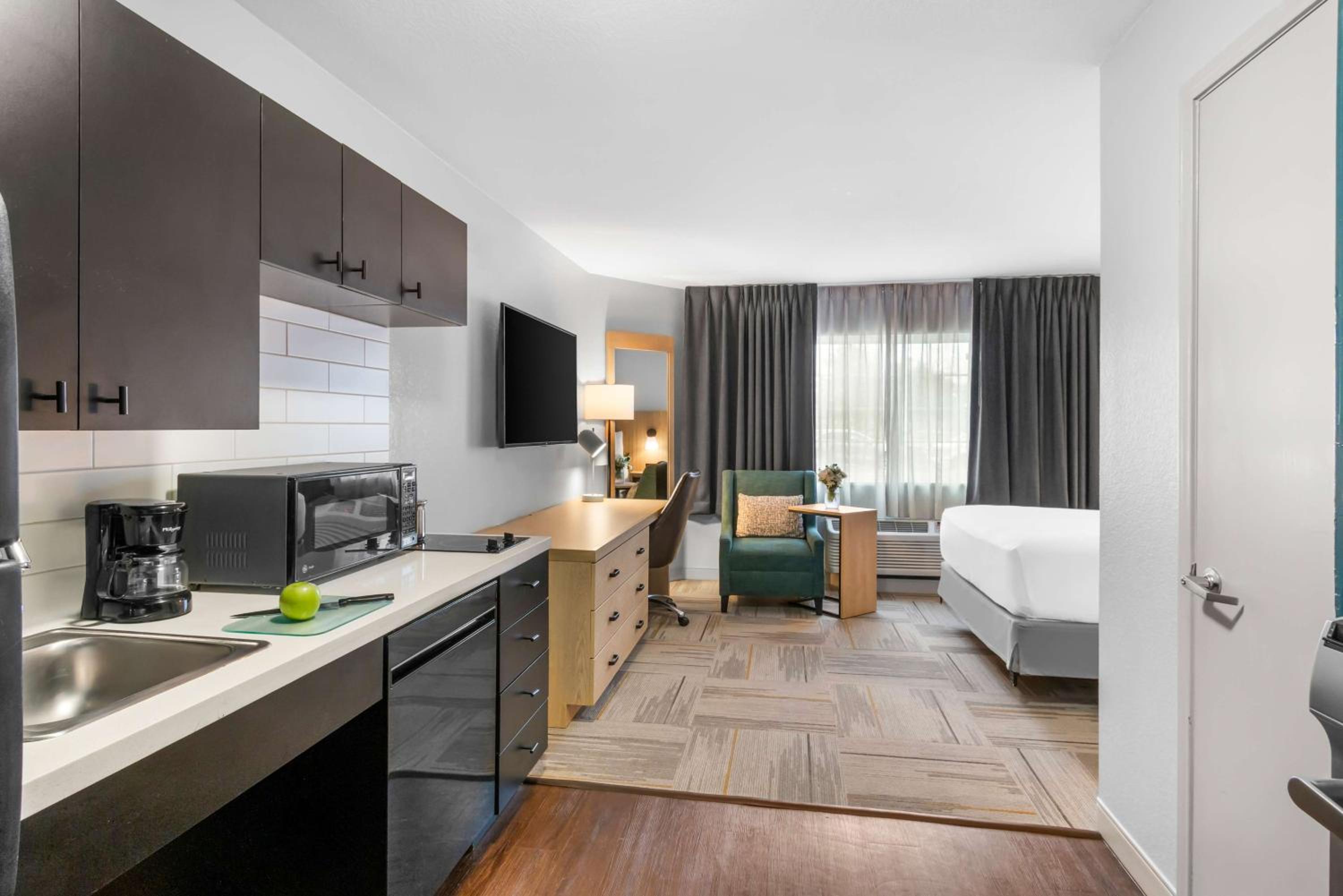 Studio Suite - Queen - Mobility Accessible - Roll-in Shower