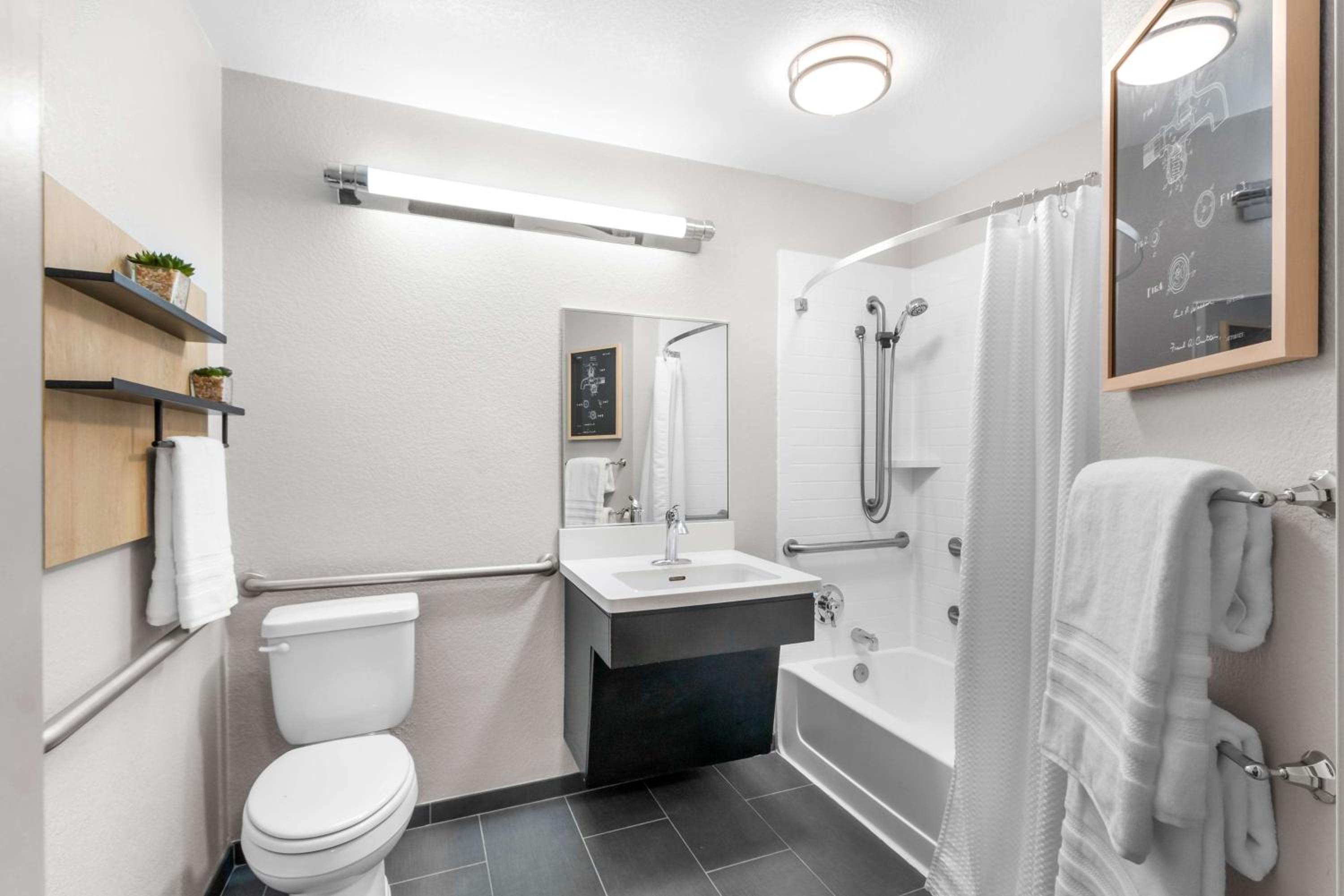 One-Bedroom Queen Suite with Bathtub - Mobility Accessible