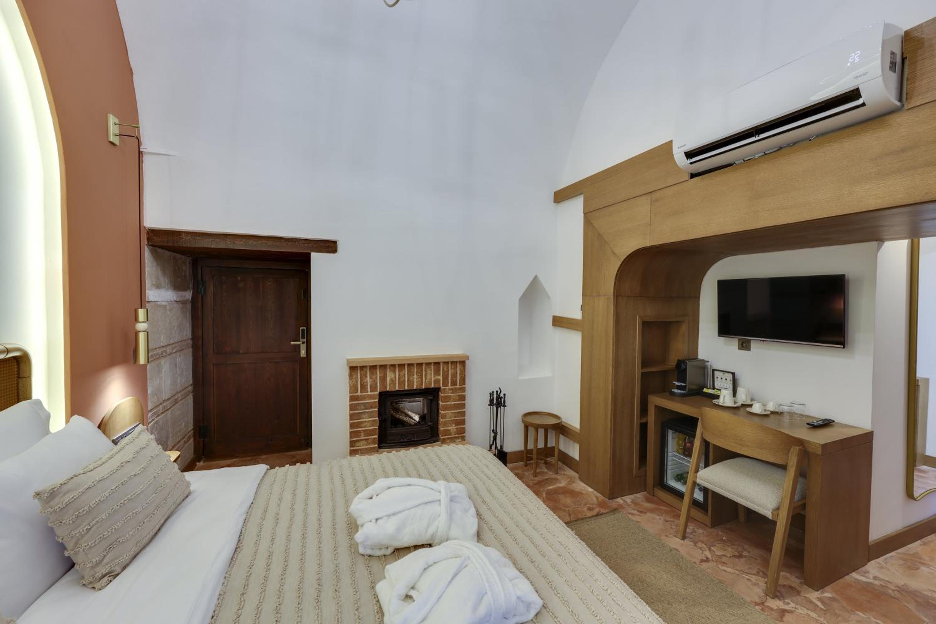 Suite - Photo 1