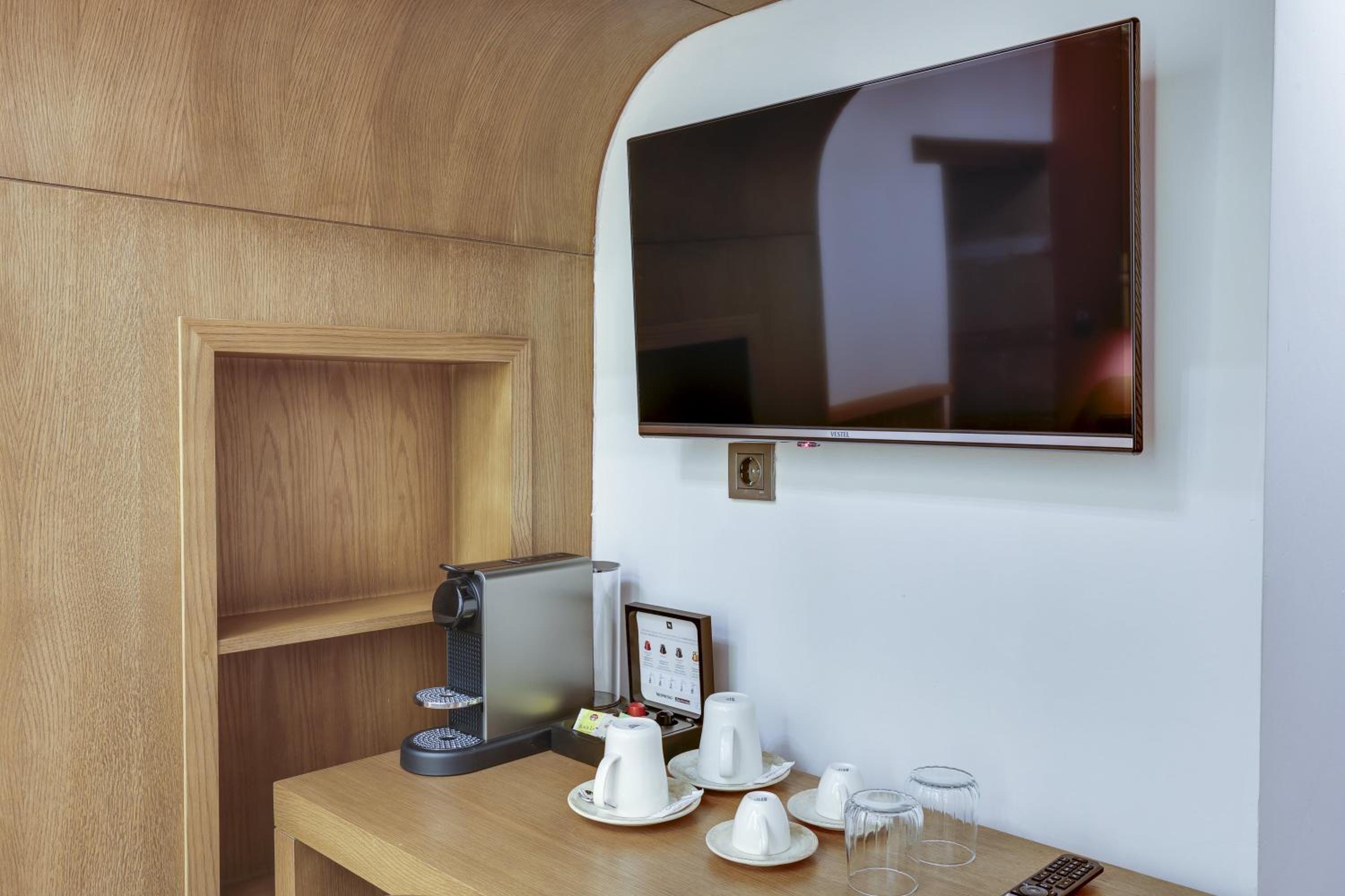 Suite - Photo 28