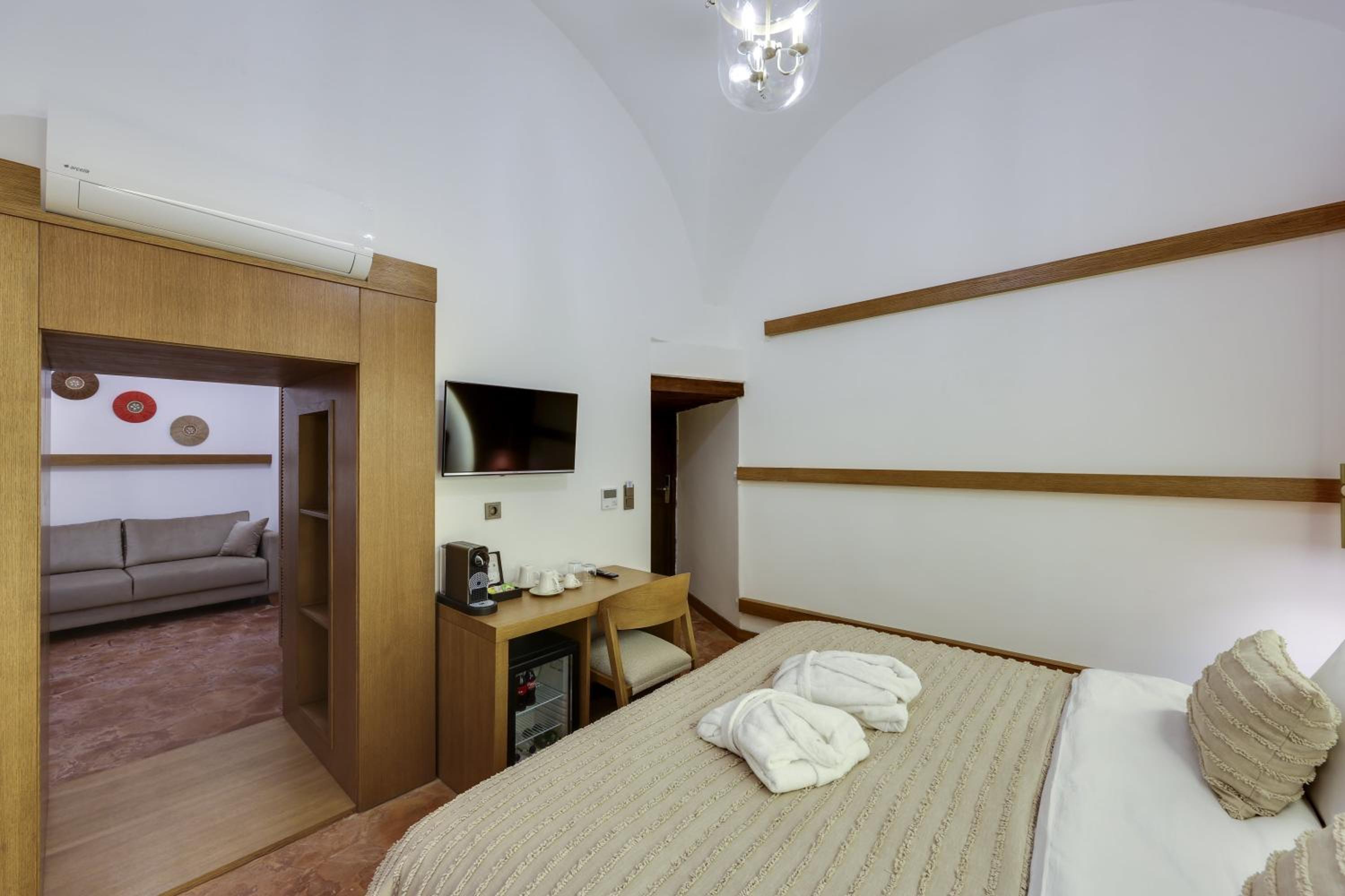 Suite - Photo 17