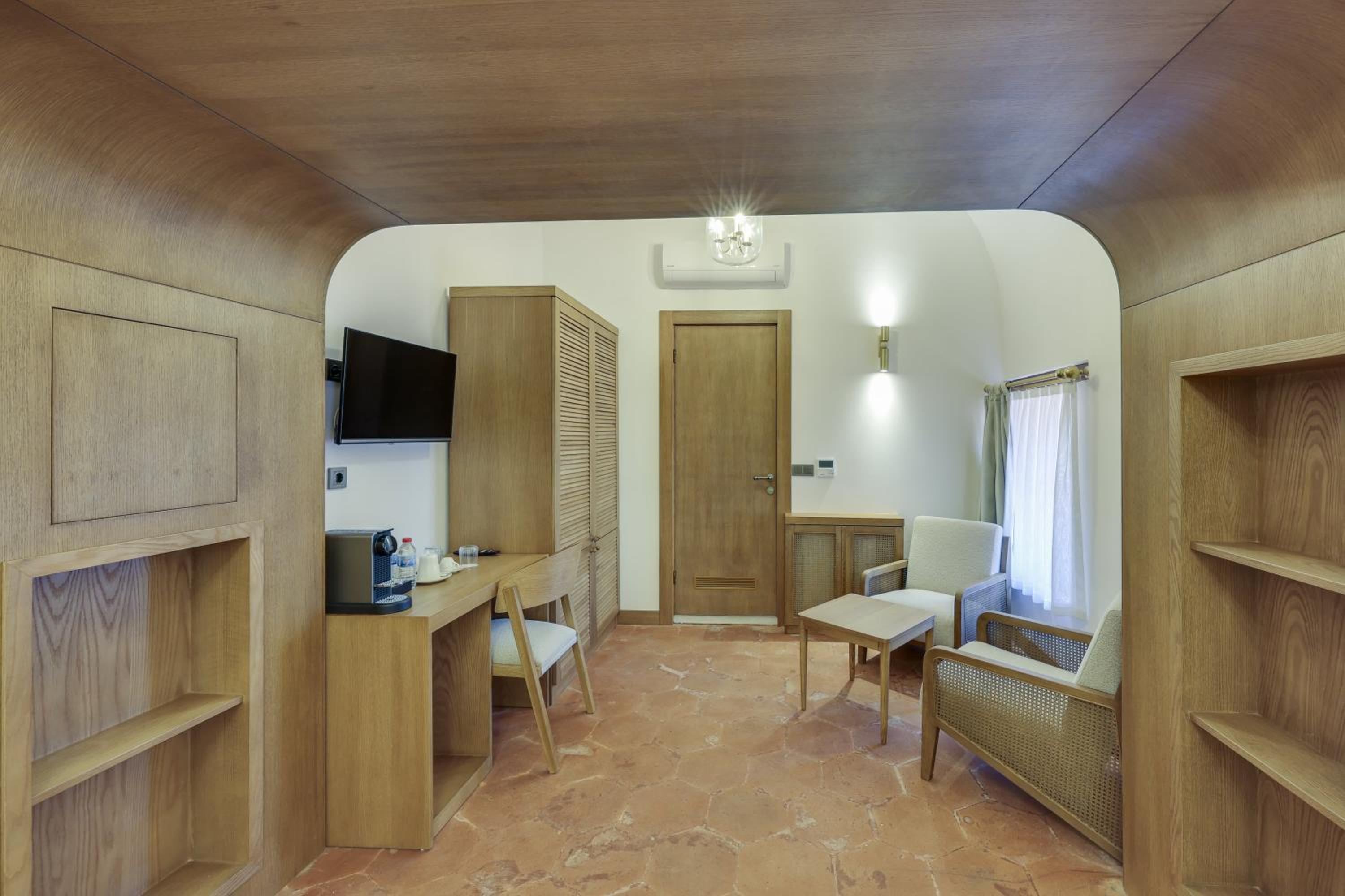 Suite - Photo 11
