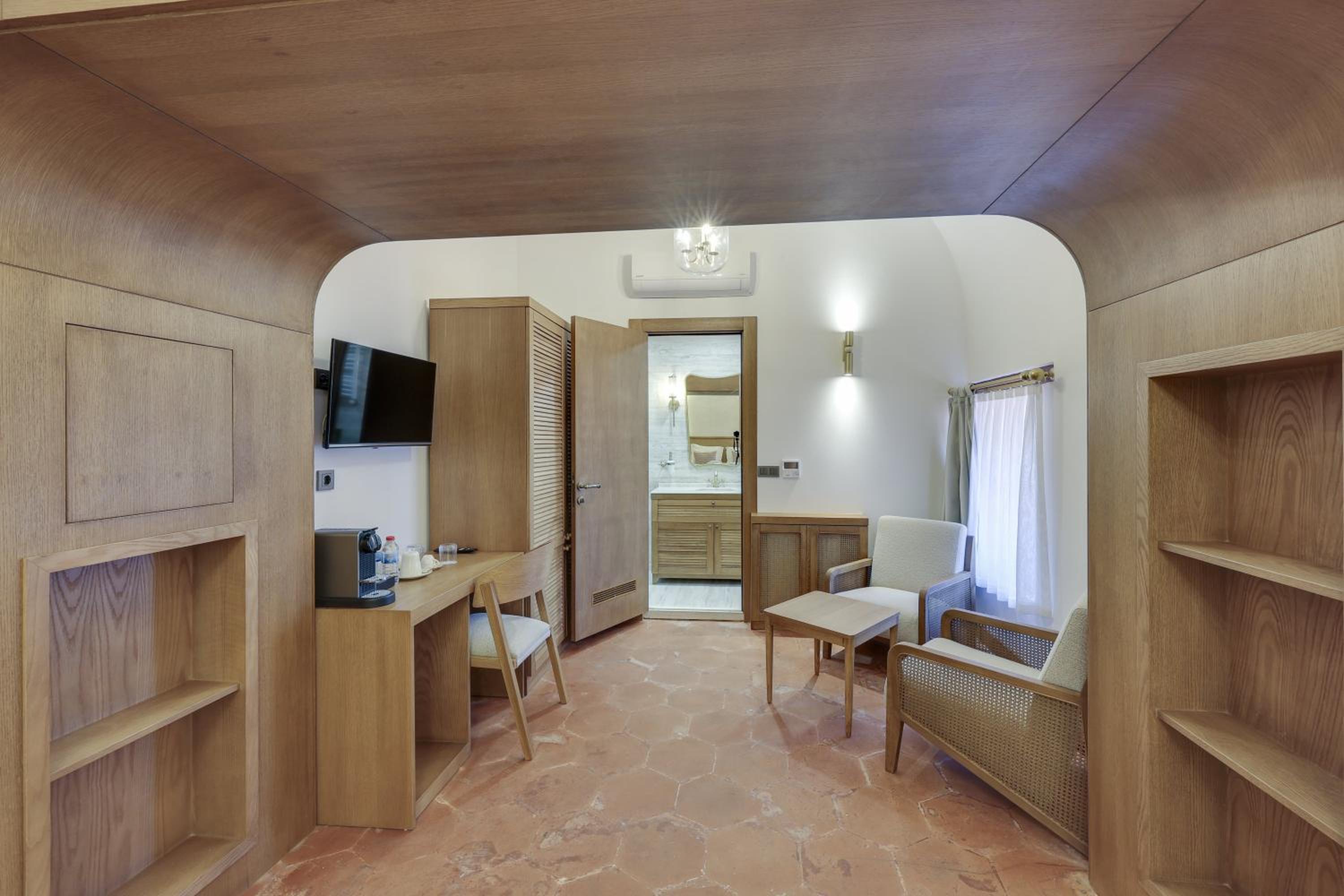 Suite - Photo 8