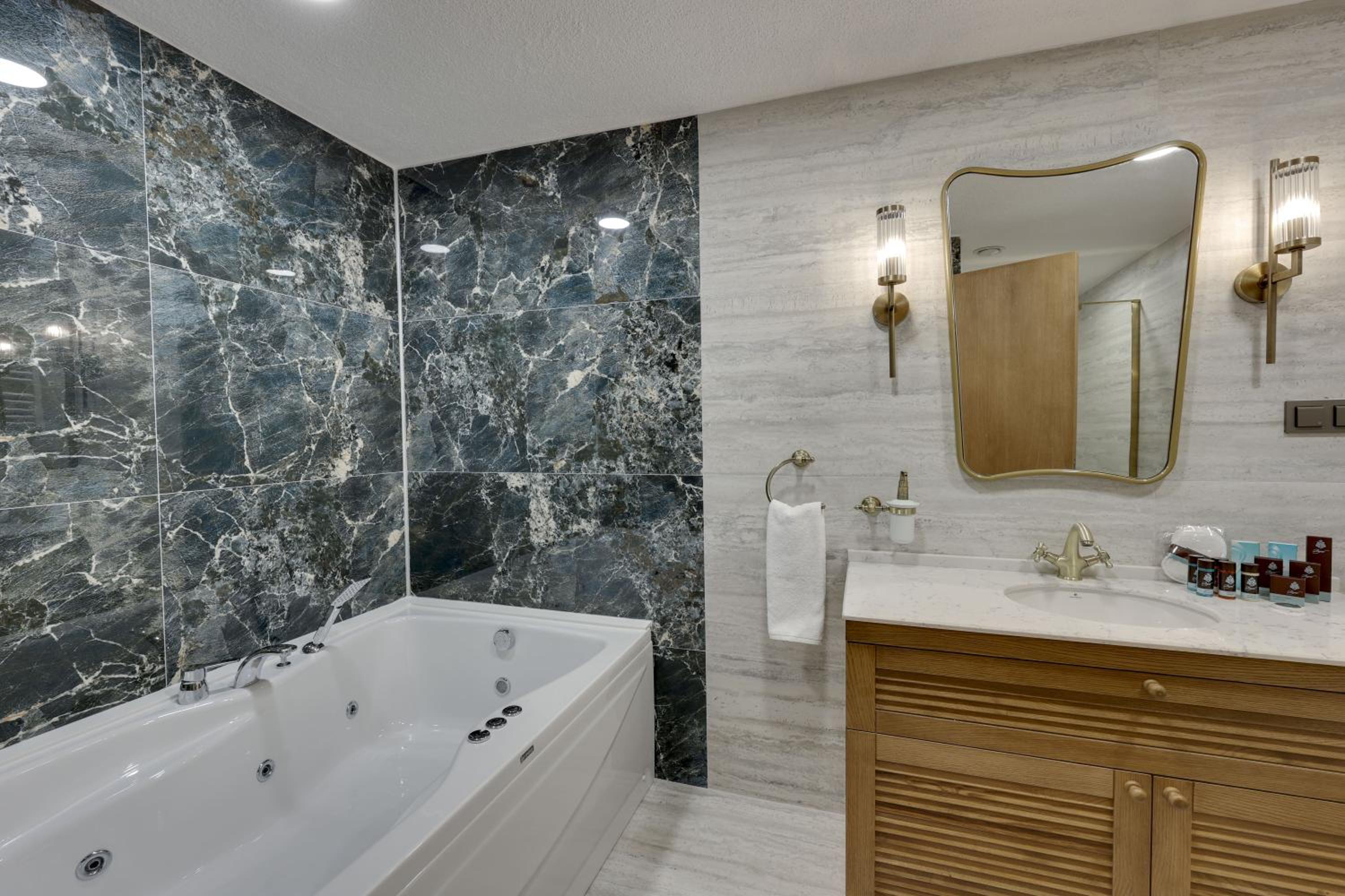Suite - Photo 13