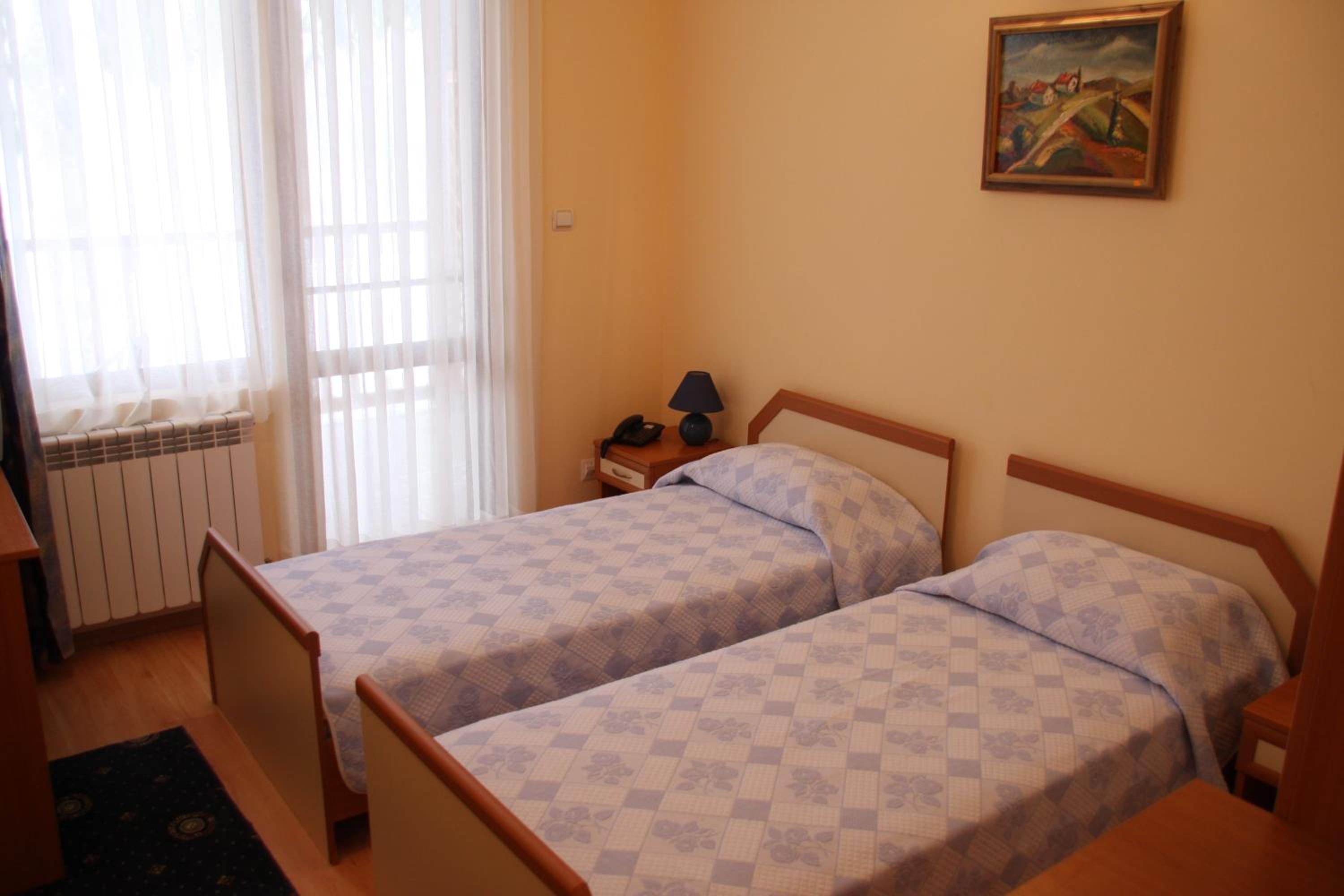 Twin Room - Photo 3