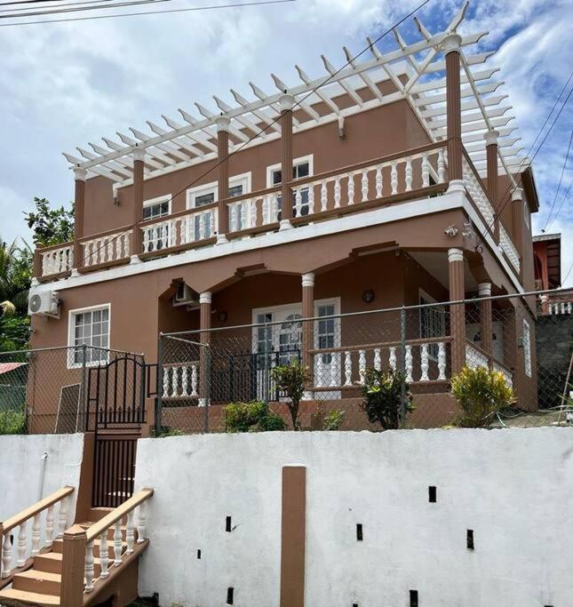 Three-Bedroom House photo 3