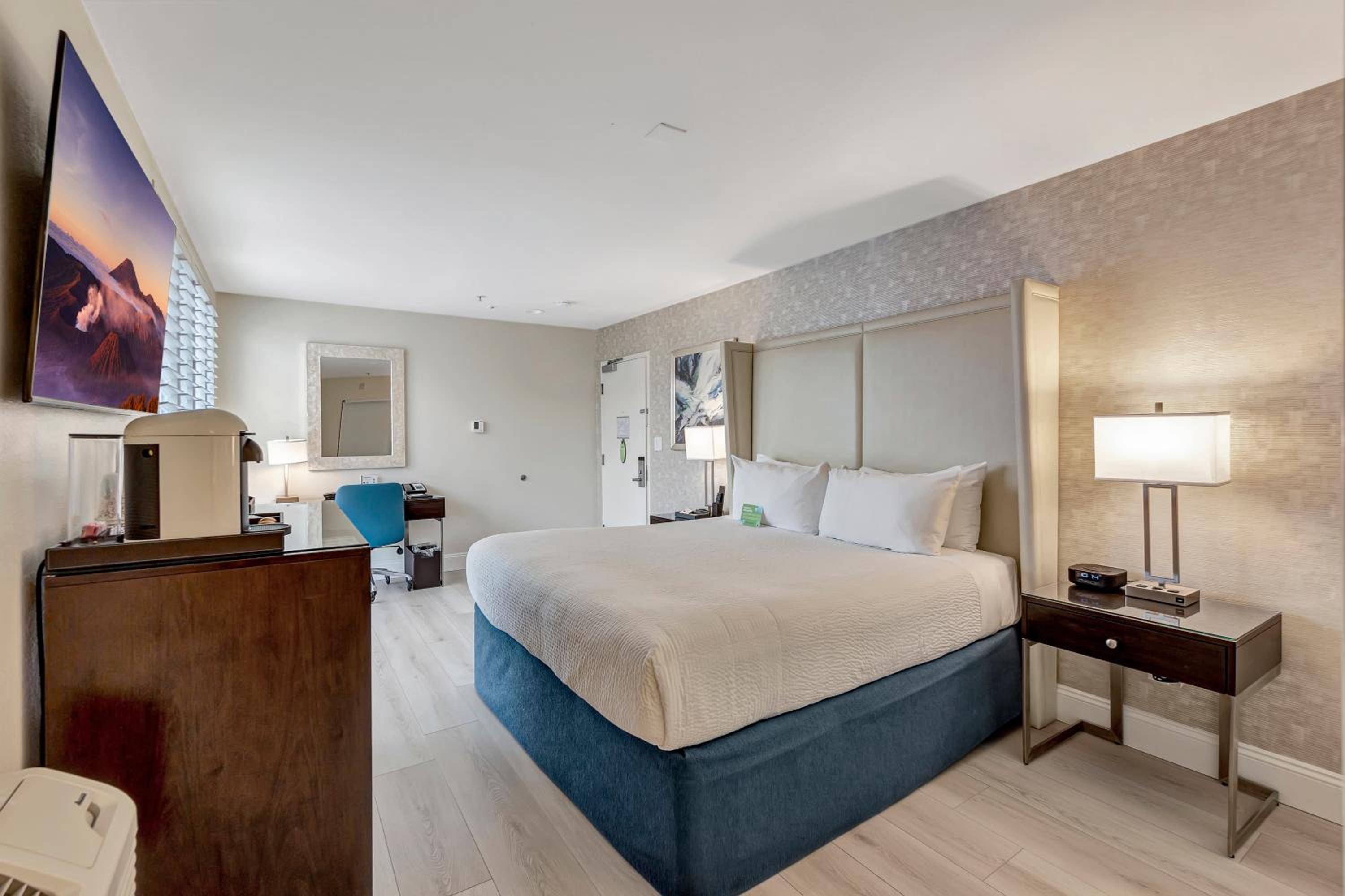 Standard King Room photo 1