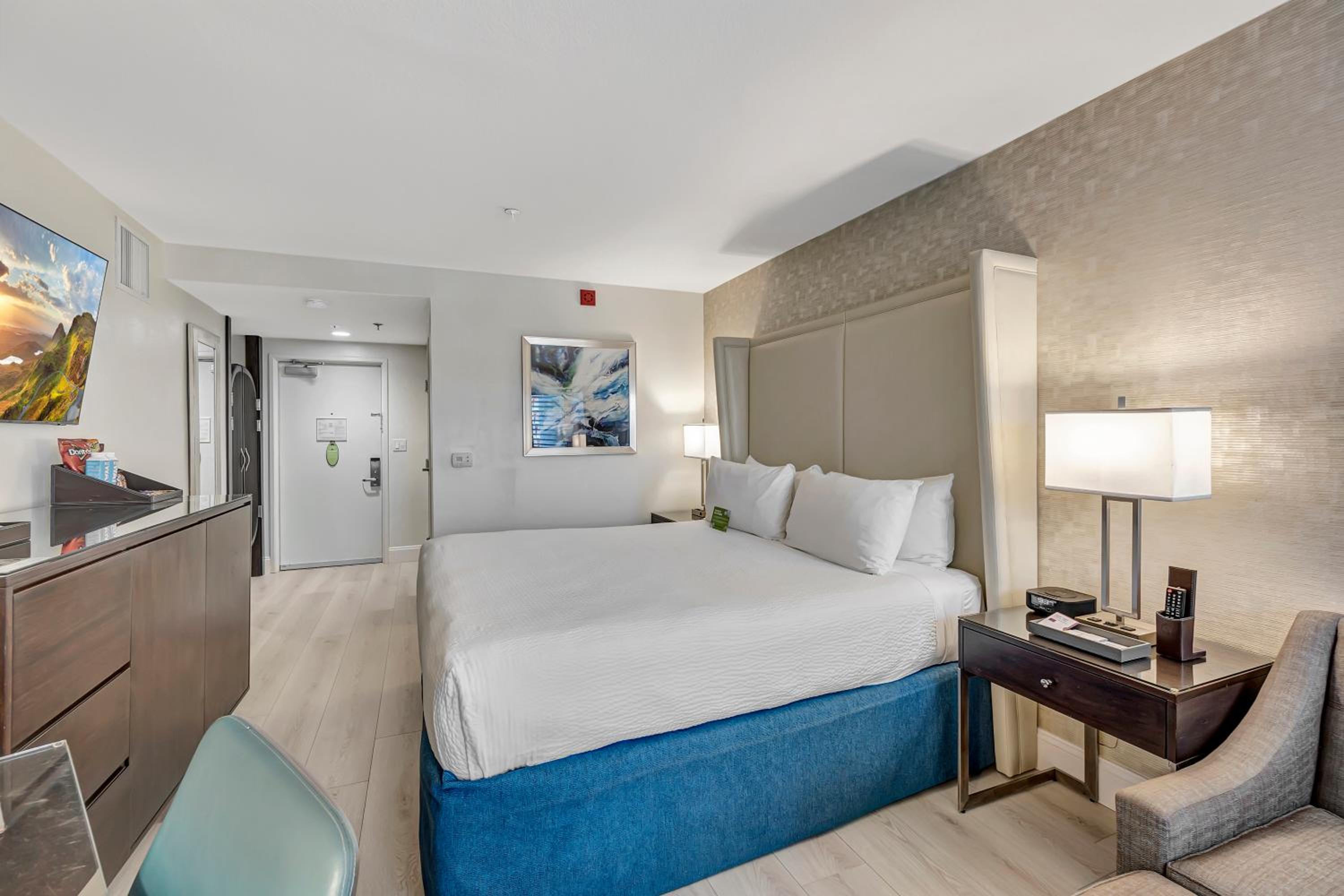Standard King Room photo 3