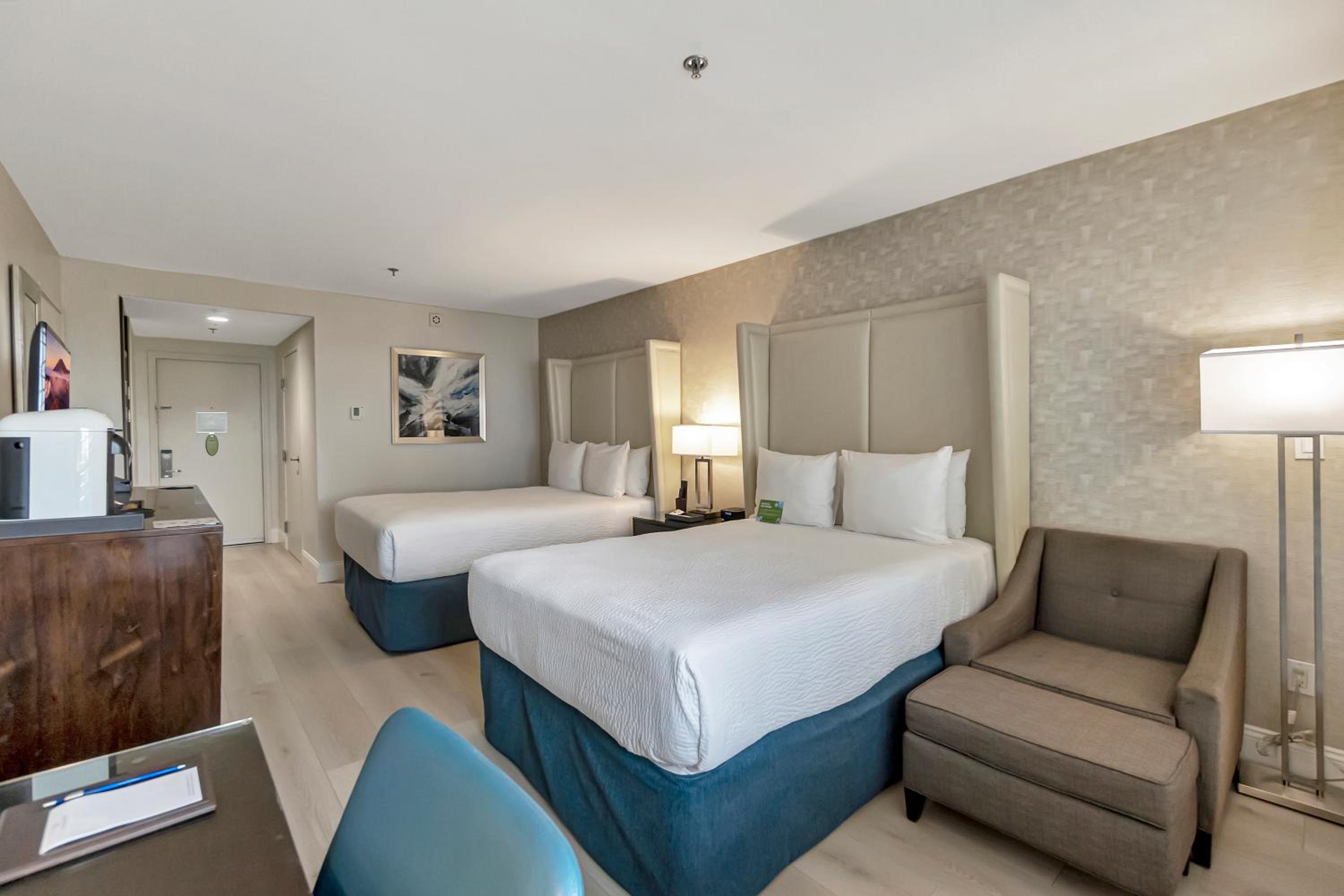 Standard Two Double Beds with Balcony photo 3