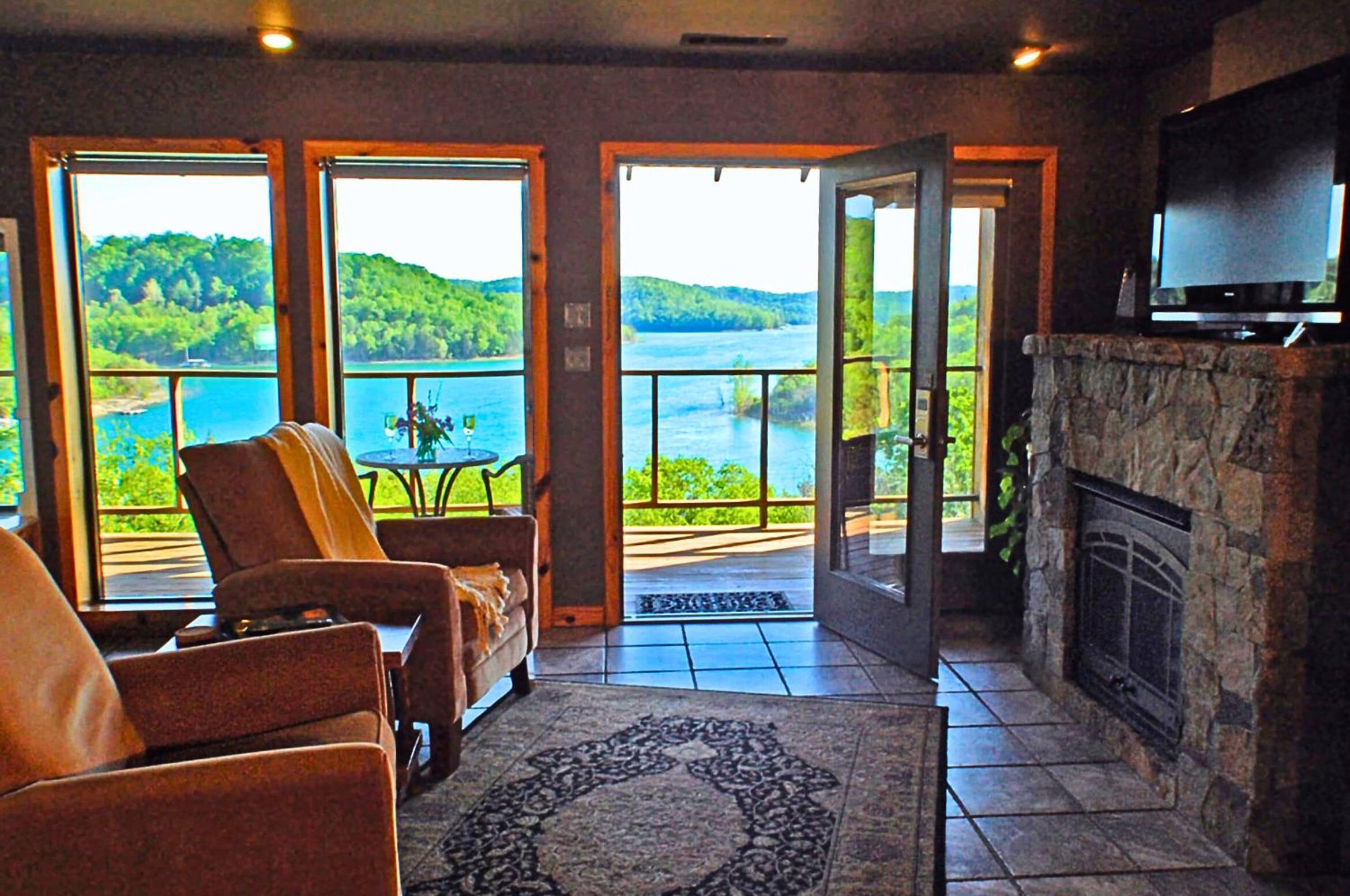 Queen Suite with Lake View photo 2
