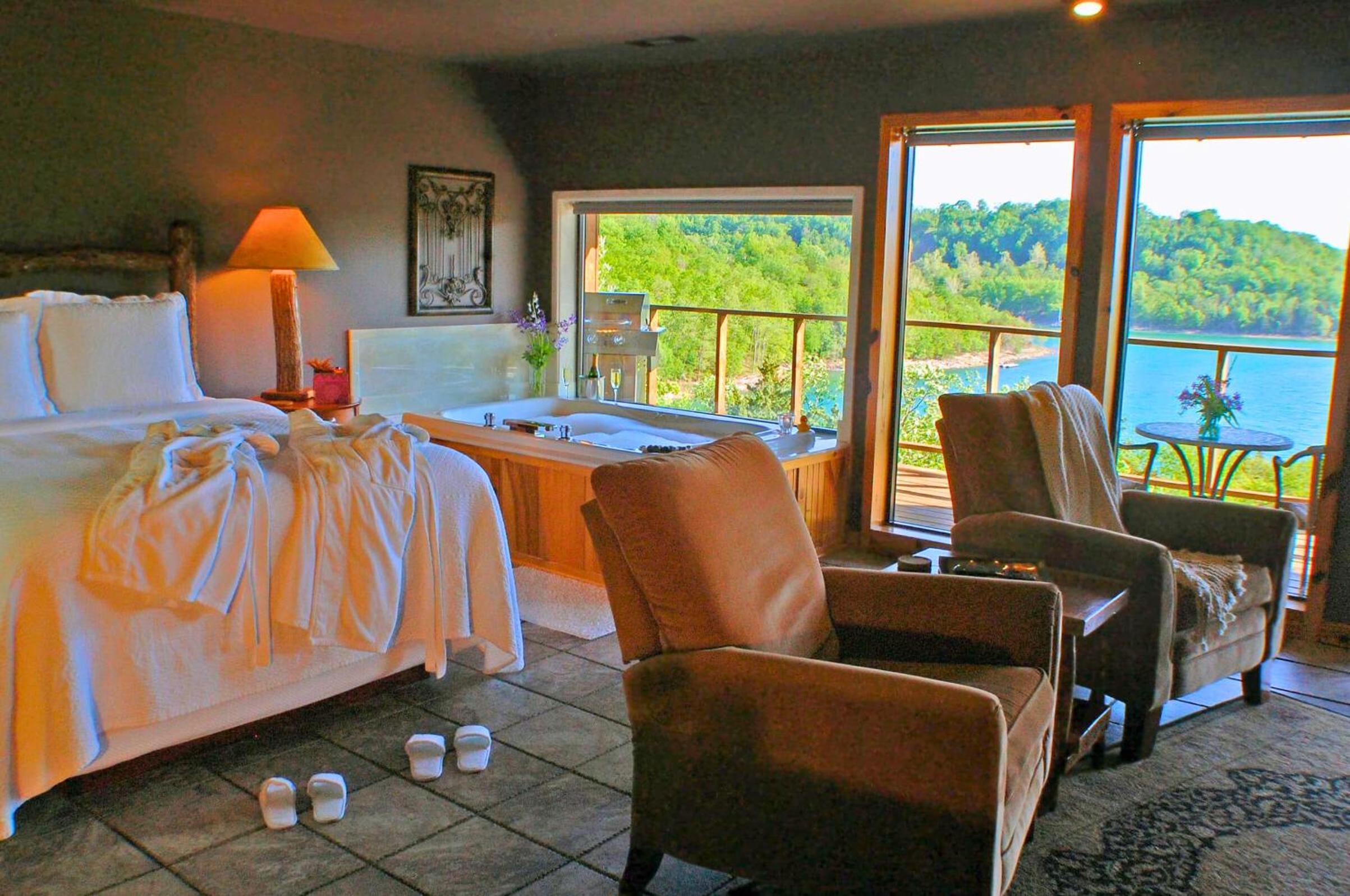 Queen Suite with Lake View
