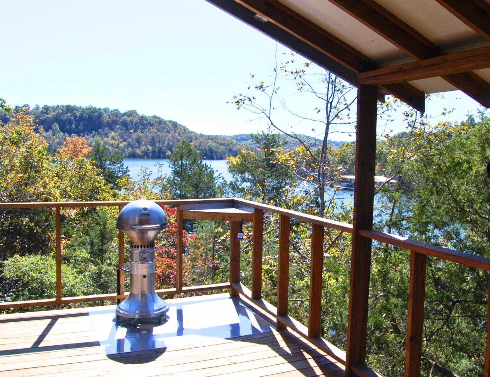 King Cabin with Lake View photo 3