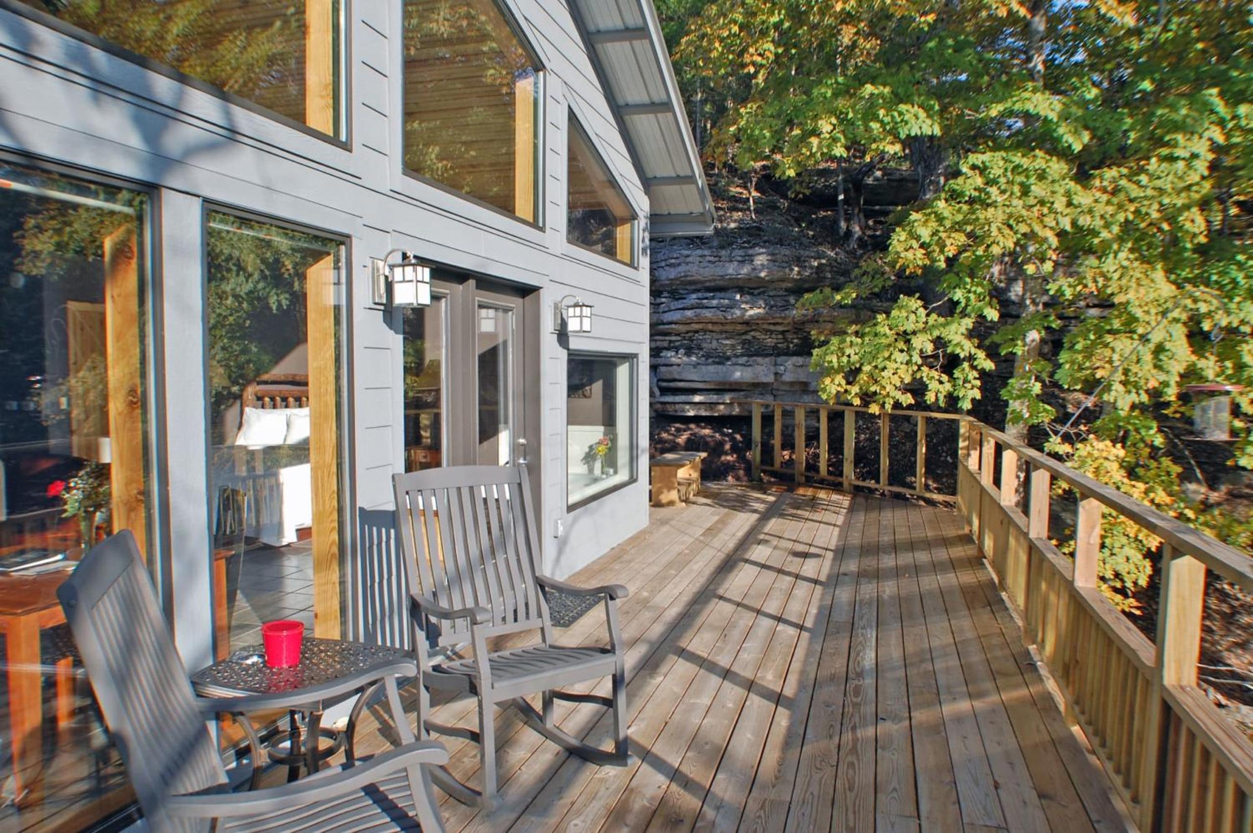 Premier King Cabin with Lake View photo 2