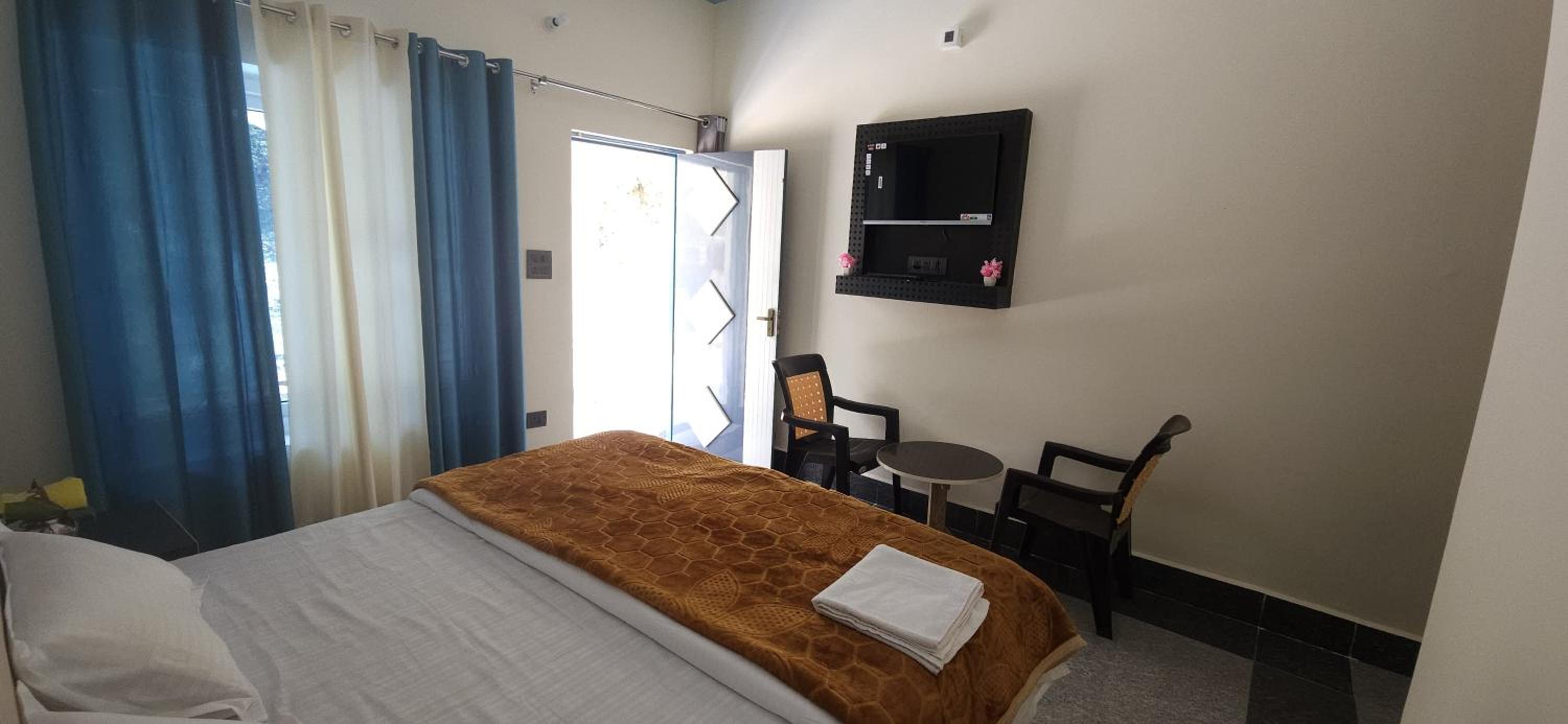 Deluxe Double Room with Bath photo 3