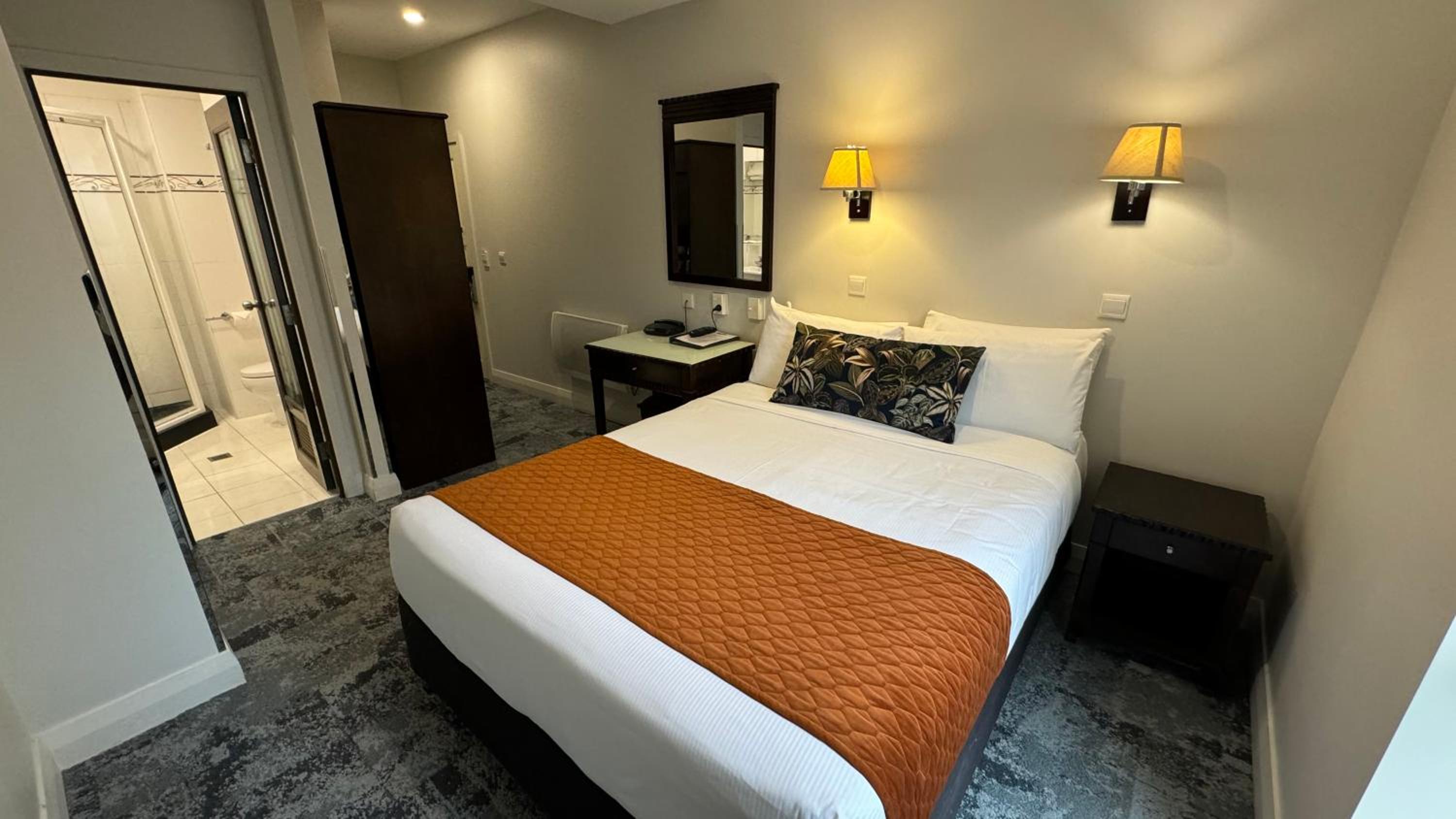 Queen Room - Photo 3