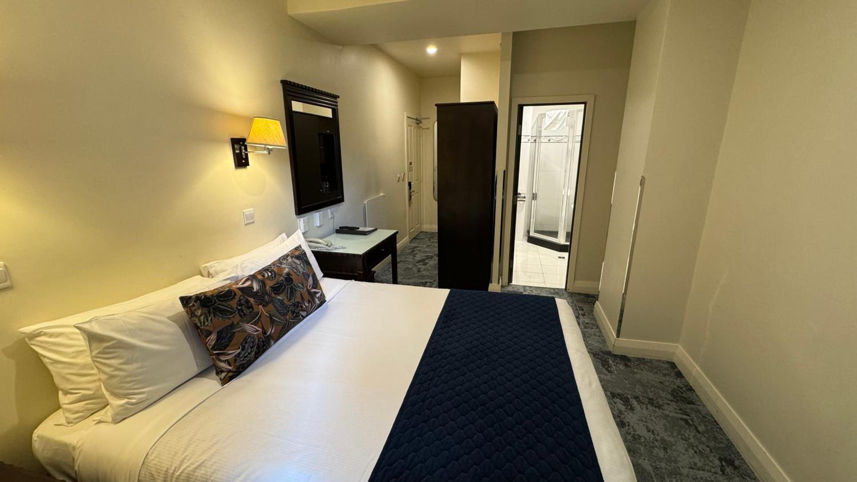 Queen Room - Photo 6