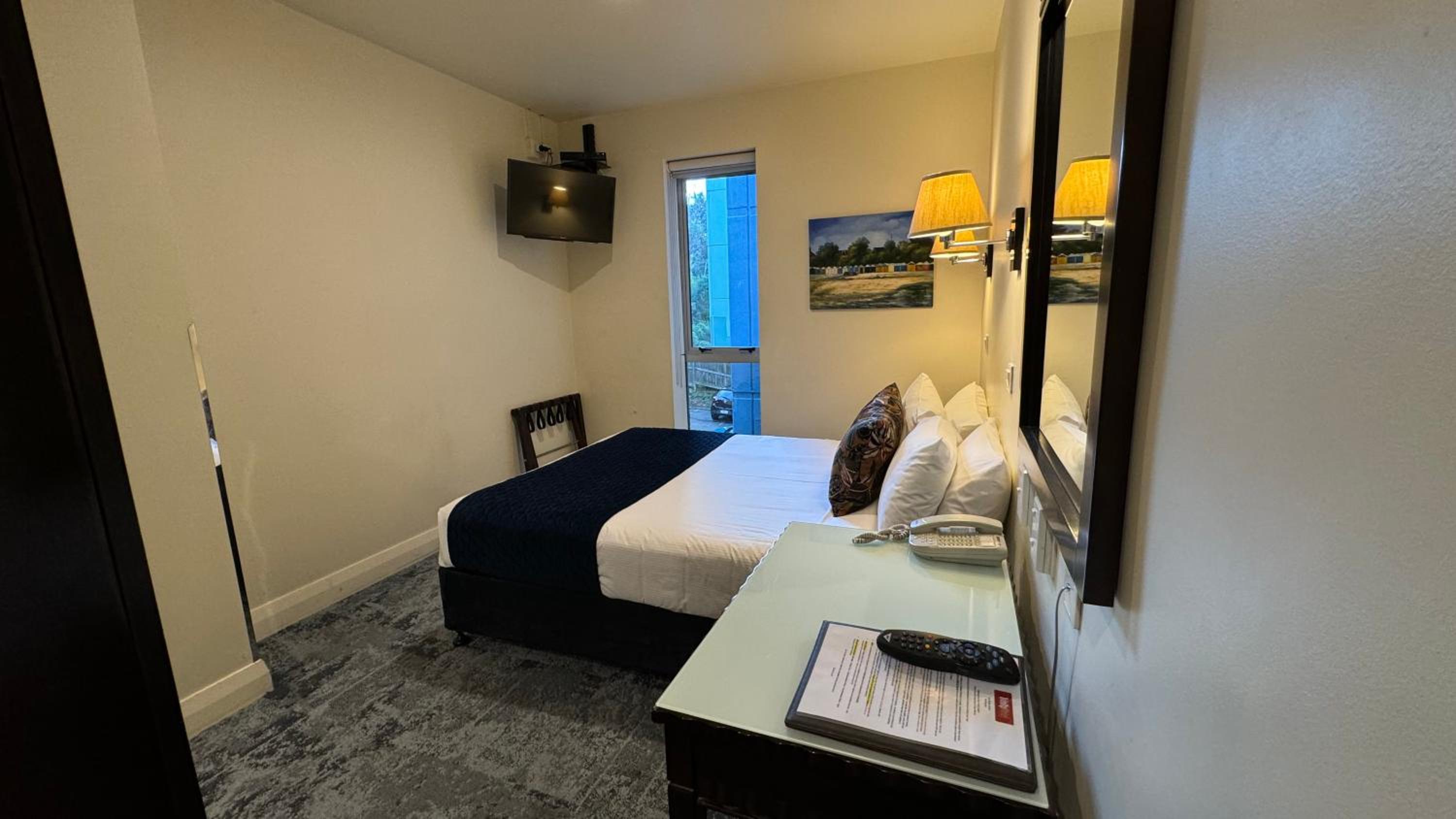 Queen Room - Photo 8