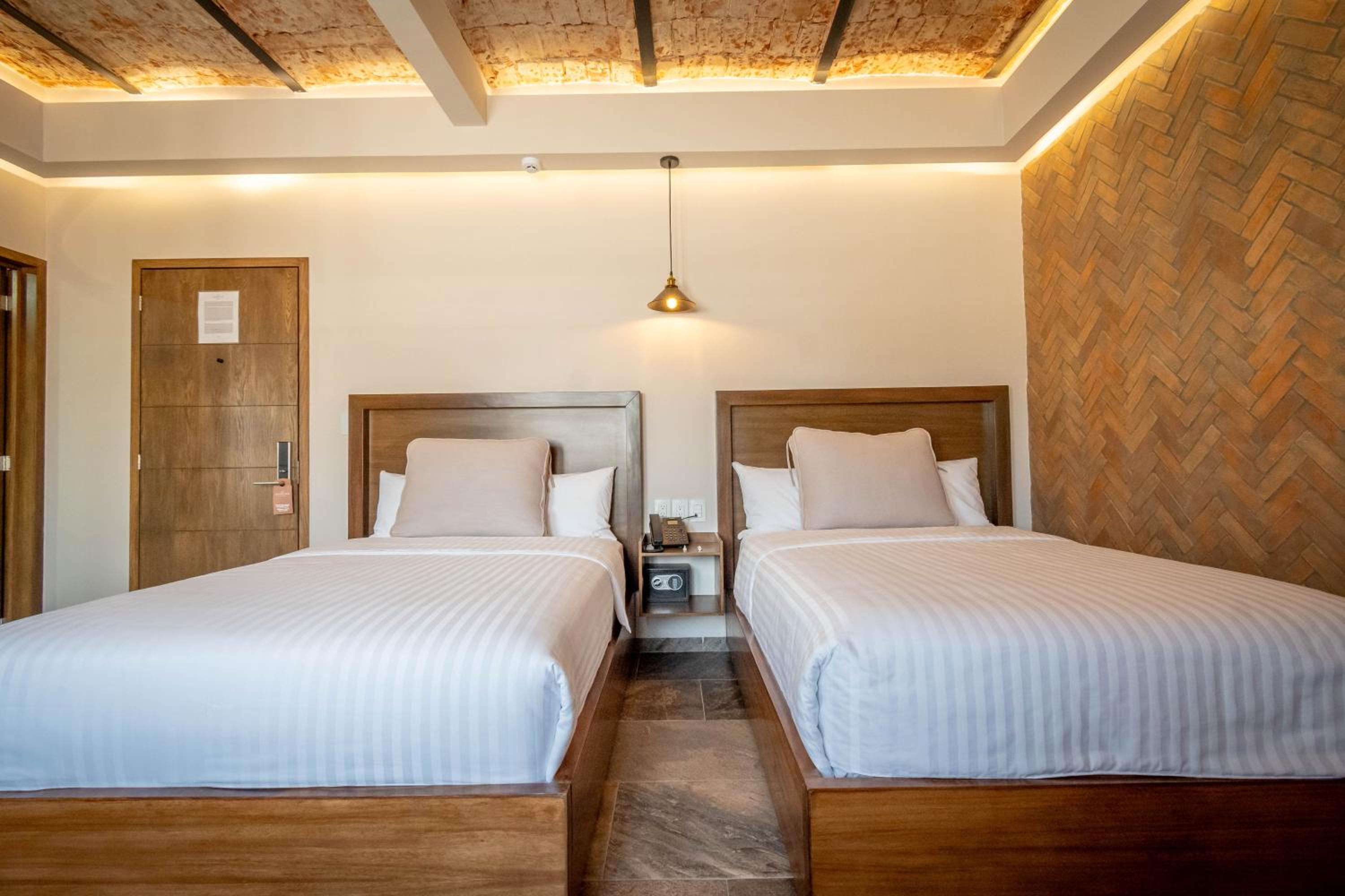 Deluxe Double Room - Photo 14