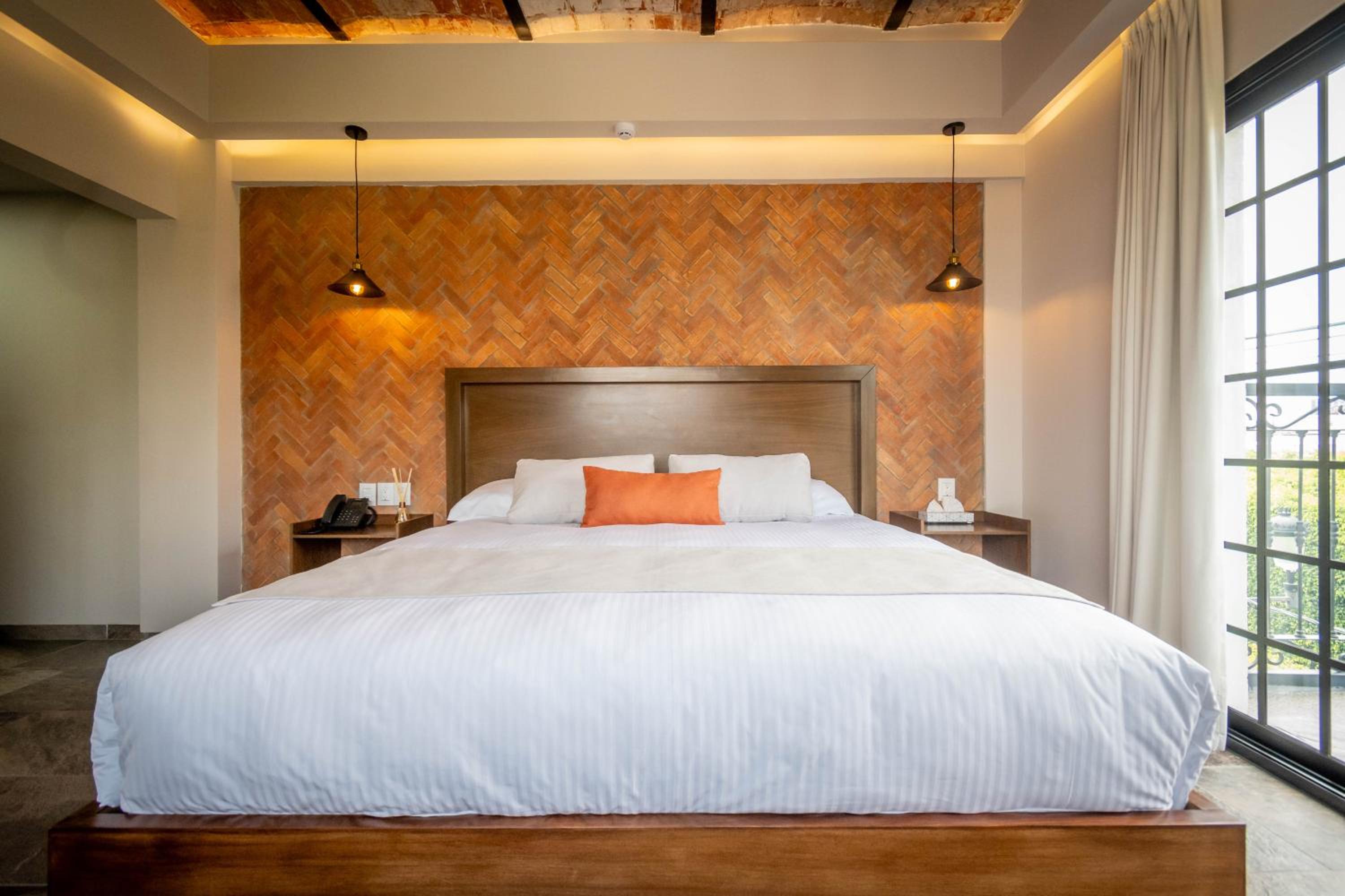 Deluxe King Suite - Photo 12