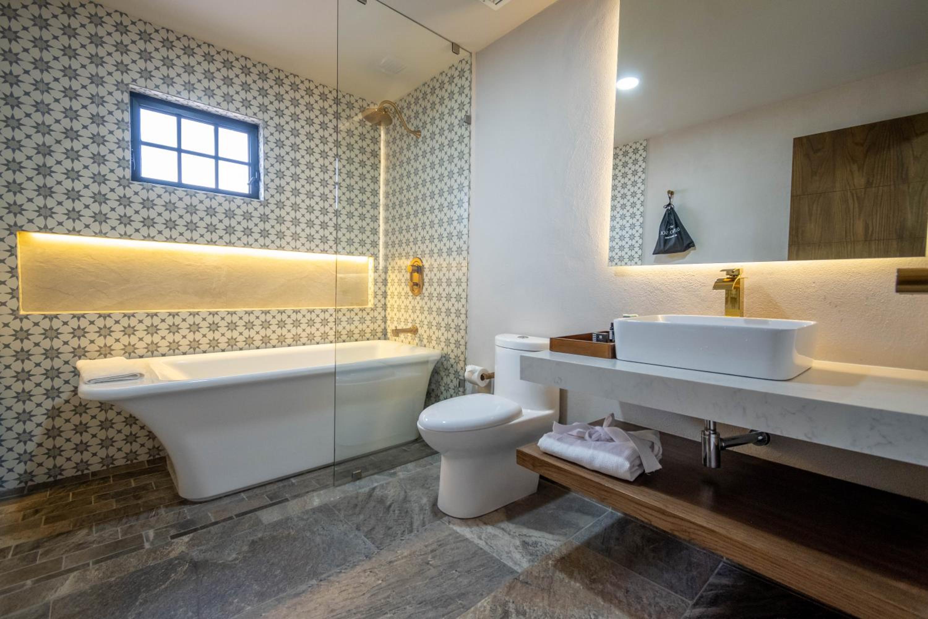 Deluxe King Suite - Photo 2