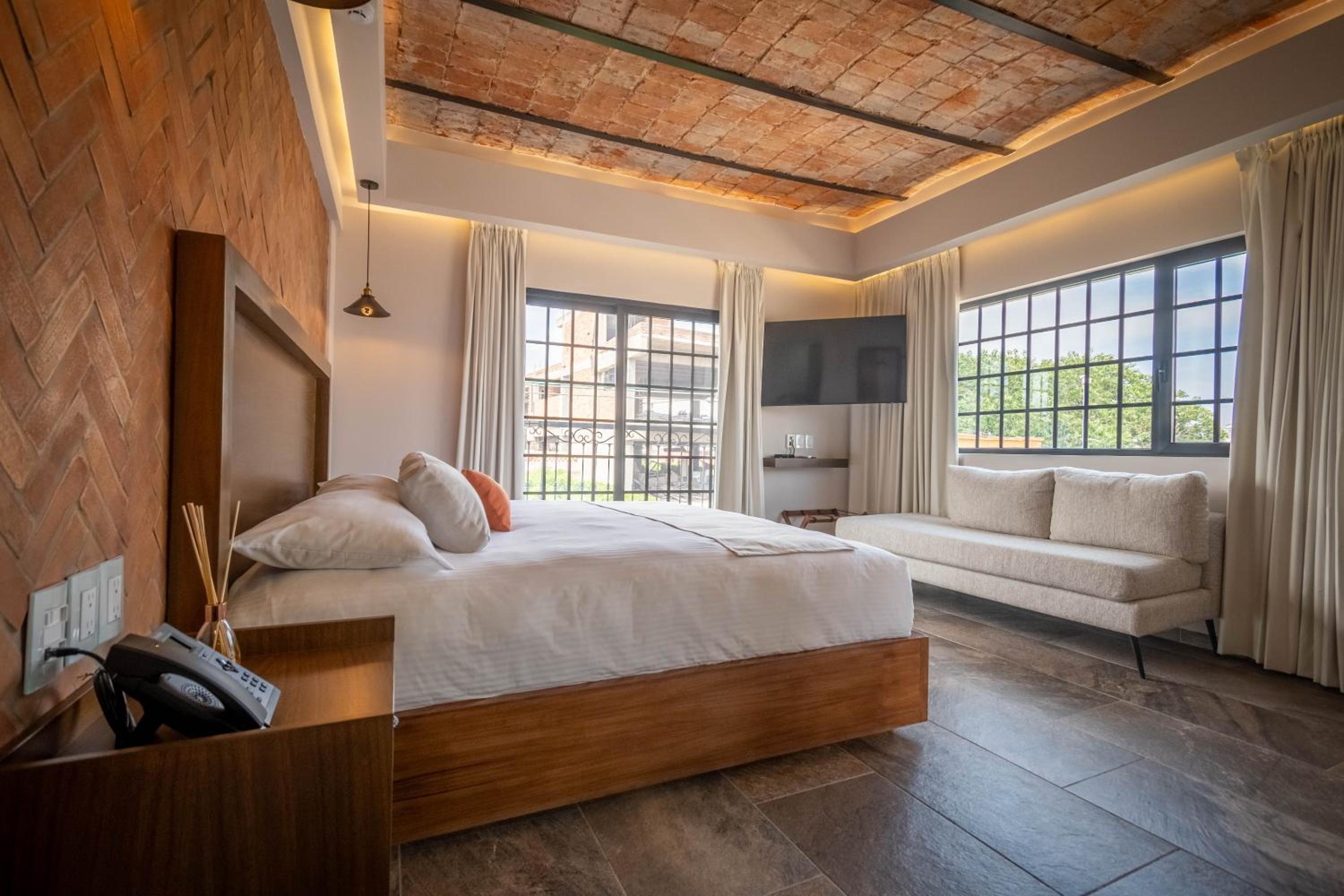 Deluxe King Suite - Photo 13