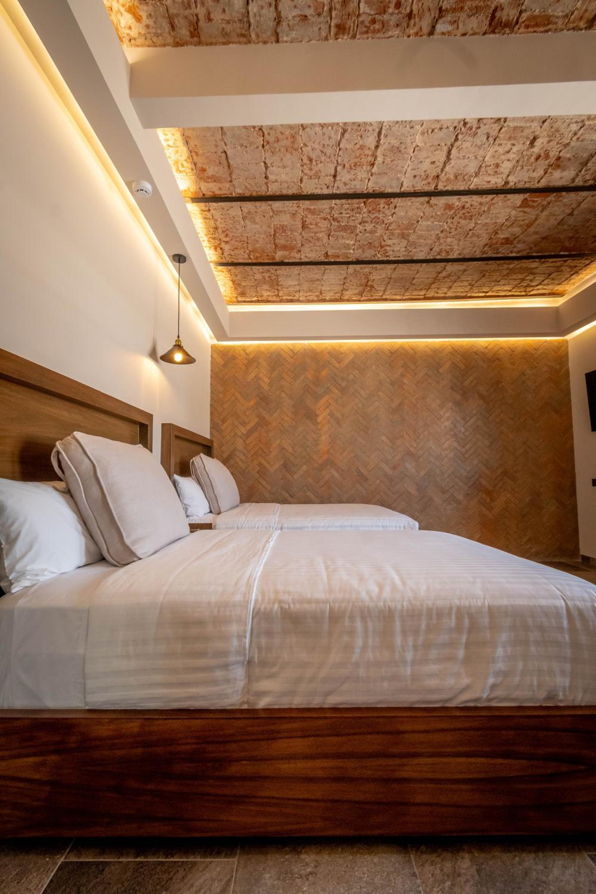 Deluxe Double Room - Photo 13