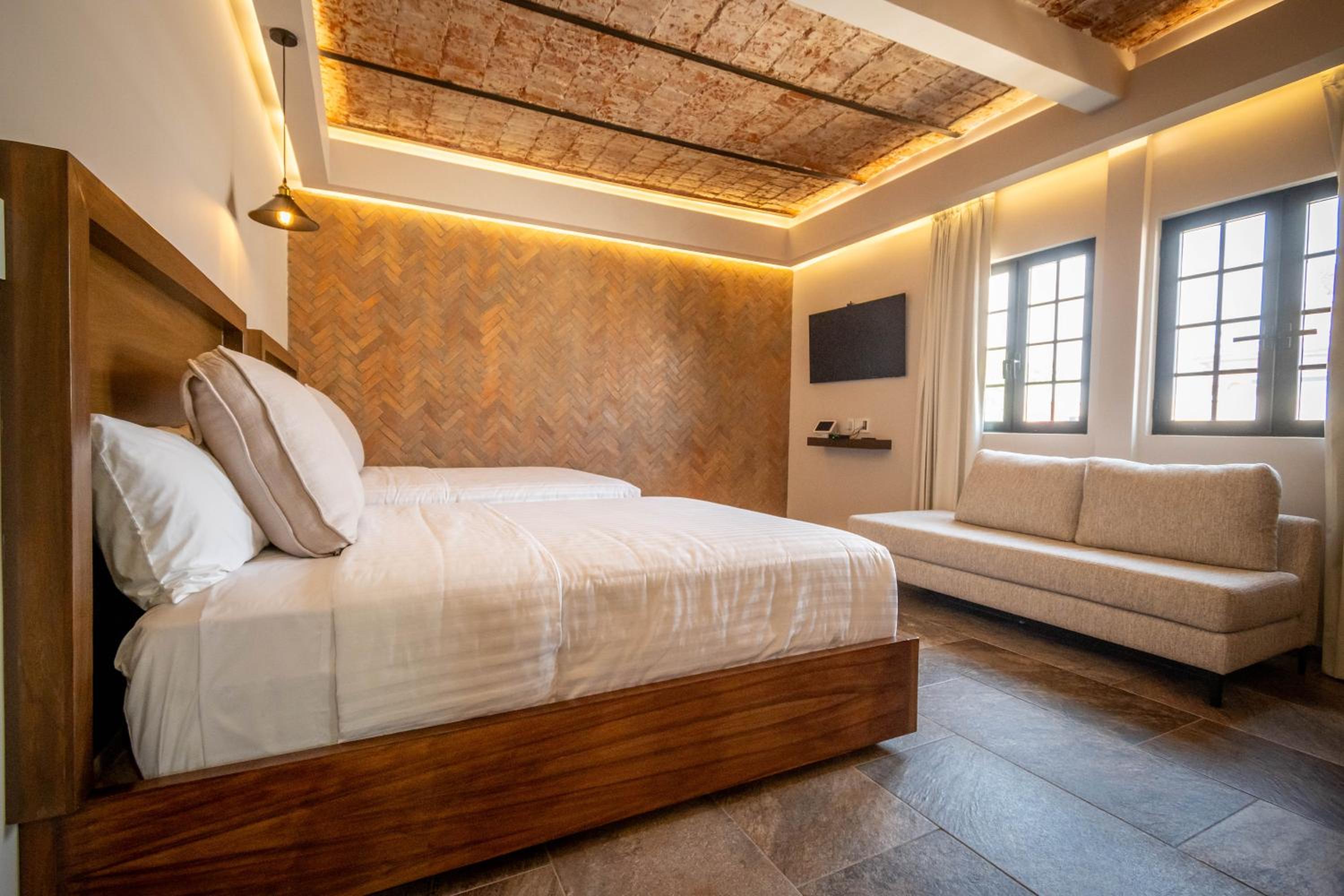 Deluxe Double Room - Photo 11