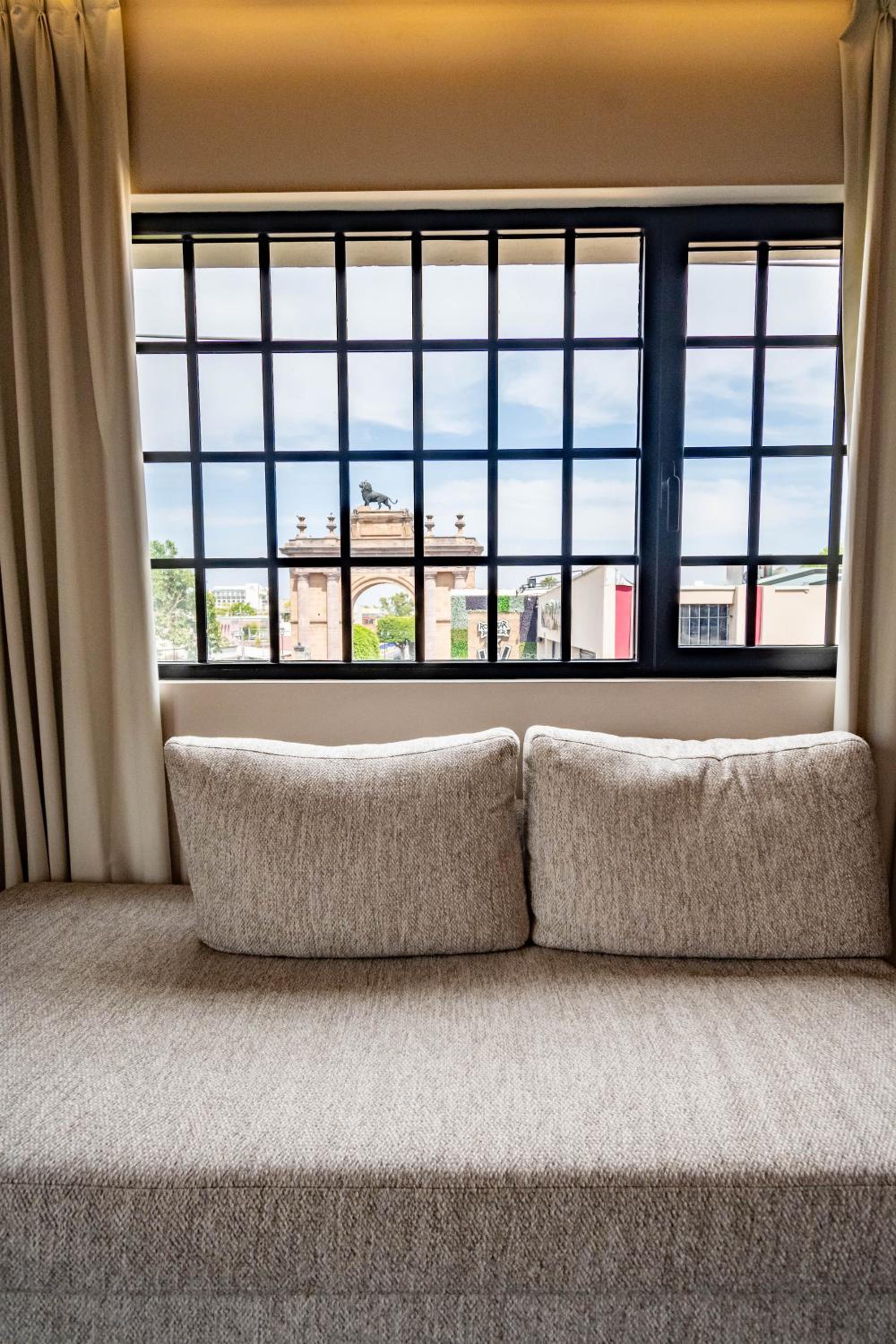 Deluxe King Suite - Photo 15