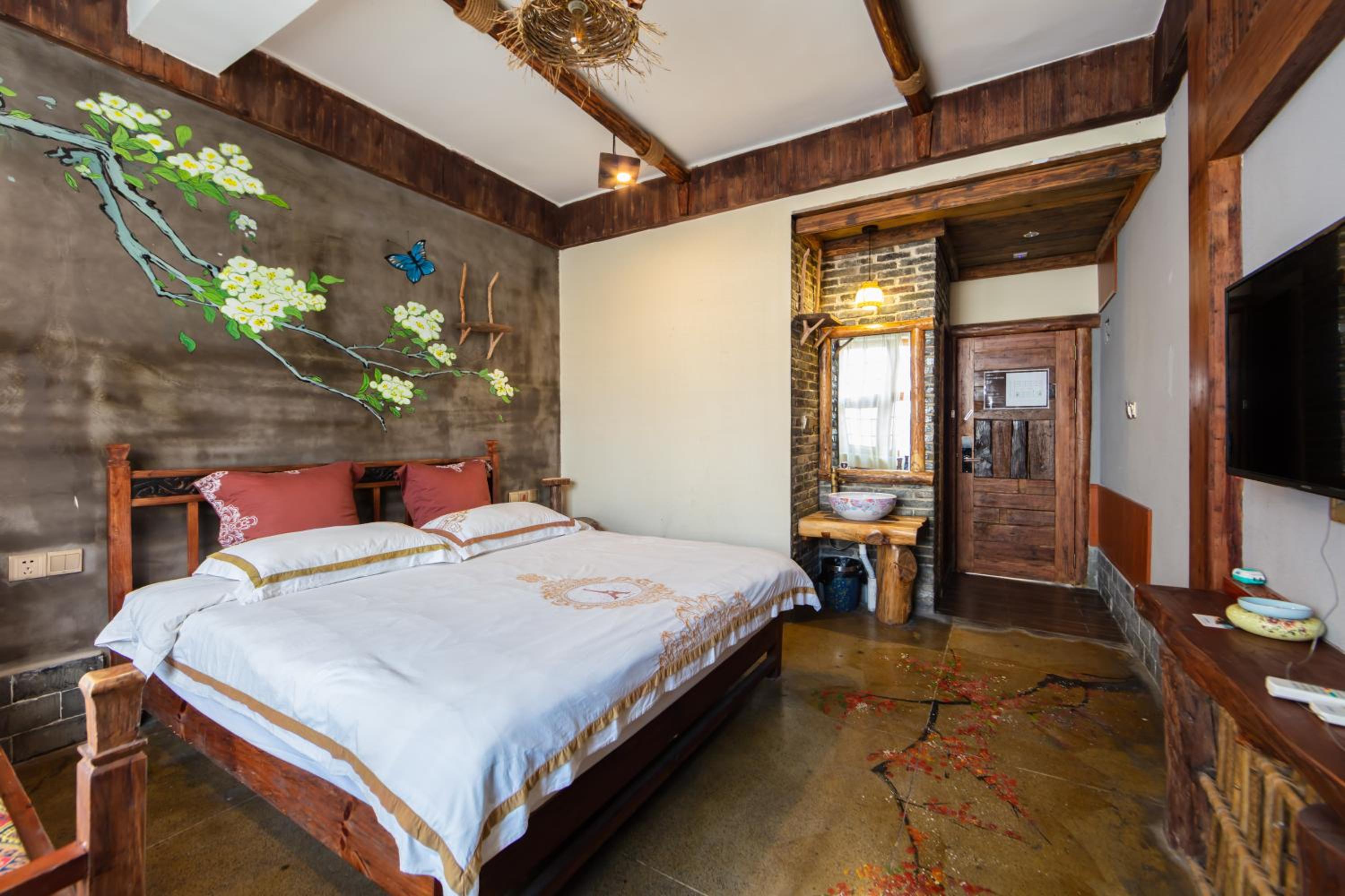 Queen Room photo 2