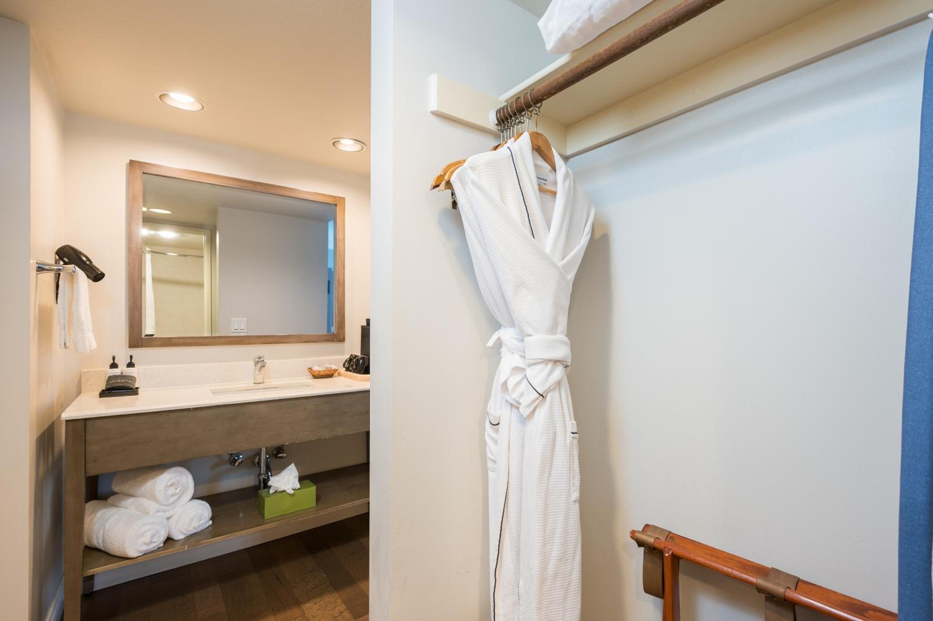 Standard King Room - Photo 5